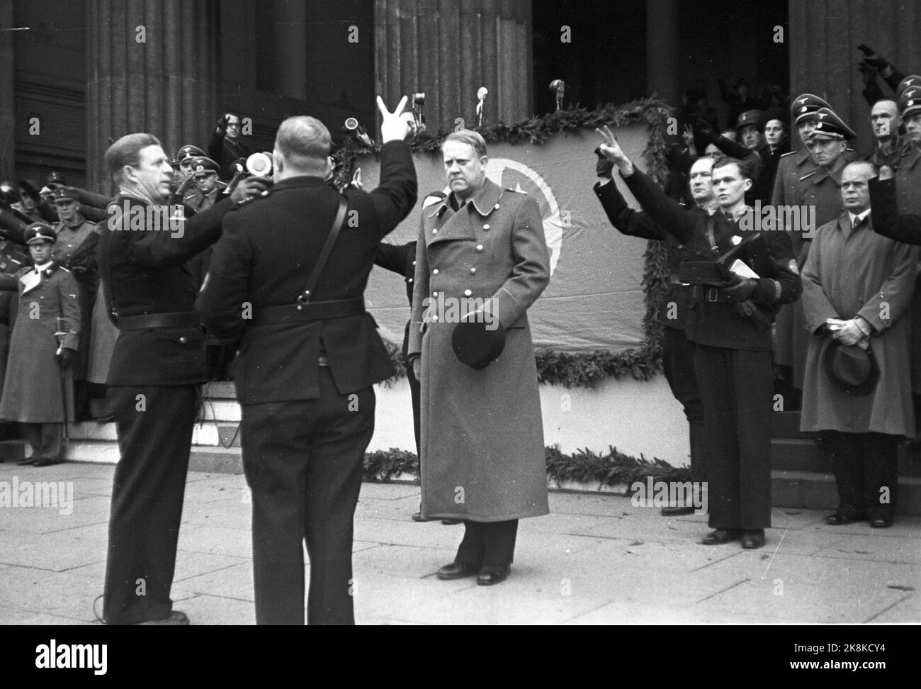 Oslo 19411102. Hird Muster auf dem Universitätsplatz. 3000 Männer schwören dem NS-Führer Vidkun Qusling (Mitte) Treue. Hitler grüßt Hirden in Oslo. Foto: Johnsen / NTB Stockfoto