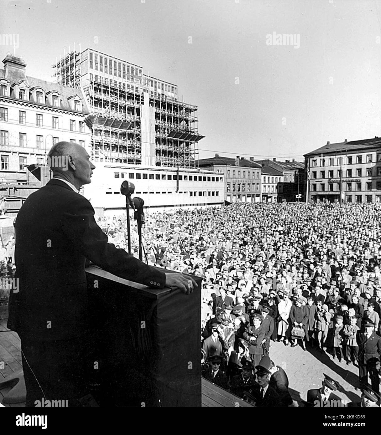 Einar Gerhardsen 1897-1987. Norwegischer Premierminister 4 Mal: 25.06.1945 - 05.11.1945; 05.11.1945 - 19.11.1951; 22.01.1955 - 28.08.1963 und 25.09.1963 - 12.10.1965. (Arbeiterpartei. Das Bild: Einar Gerhardsen hält im Mai 1. eine Rede in Youngstorvet im Jahr 1957. NTB/Archiv (aktuell) Stockfoto