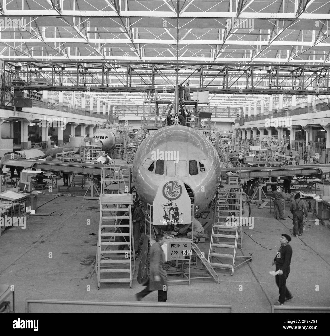 Toulouse, Frankreich 19580517 Hier wird SAS das neue Flugzeug Caravelle gebaut. Muss in der Lage sein, bis zu 70 Passagiere zu nehmen und eine Reisegeschwindigkeit von 800 km pro Tag haben. Stunde auf 12.000 Meter Höhe. SAS hat an erster Stelle sechs mit Präventivrechten für weitere 19 Maschinen bestellt. Bildunterschrift: Riesige Montagehallen lassen die Flugzeuge, die 32 Meter lang sind und eine Flügelspannweite von 45 Metern haben, bescheiden aussehen. Auf einem norwegischen Flughafen werden solche Rushes gut erscheinen. Foto; Sverre A. Børretzen / Aktuell / NTB Stockfoto