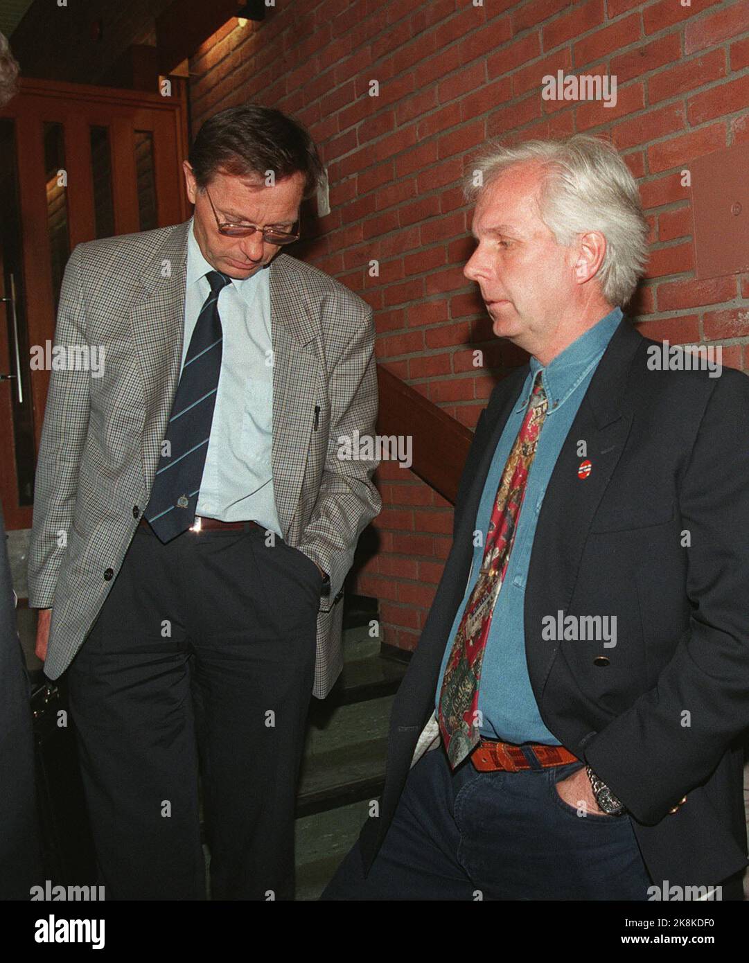 Oslo 19960426: Der Skiverband hat untersucht. Der Leiter des Untersuchungsausschusses, Anstein Gjengedal (v.), übergab seinen Bericht an den Präsidenten der NIF, Arne Myhrvold. NTB Foto: Morten Holm / NTB / Norwegischer Skiverband / Berichte / Norwegischer Sportverband / Stockfoto