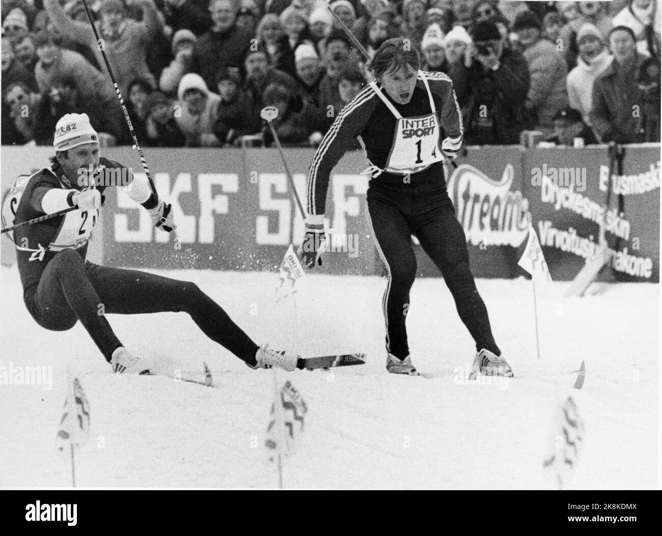 Oslo 19820225 World Cup, 4 x 10 Kilometer Staffel für Männer. (Letzte Stufe, - die Staffelstufe, als Oddvar Brå den Stock brach.) Oddvar Brå (TV) und Alexander Savjalov (UdSSR) gehen gleichermaßen über Ziele. Lange Studien des Zielfotos endeten mit doppeltem Gold, für den Sowjet und Norwegen. Foto: NTB / NTB Bild 2 von 4 Stockfoto