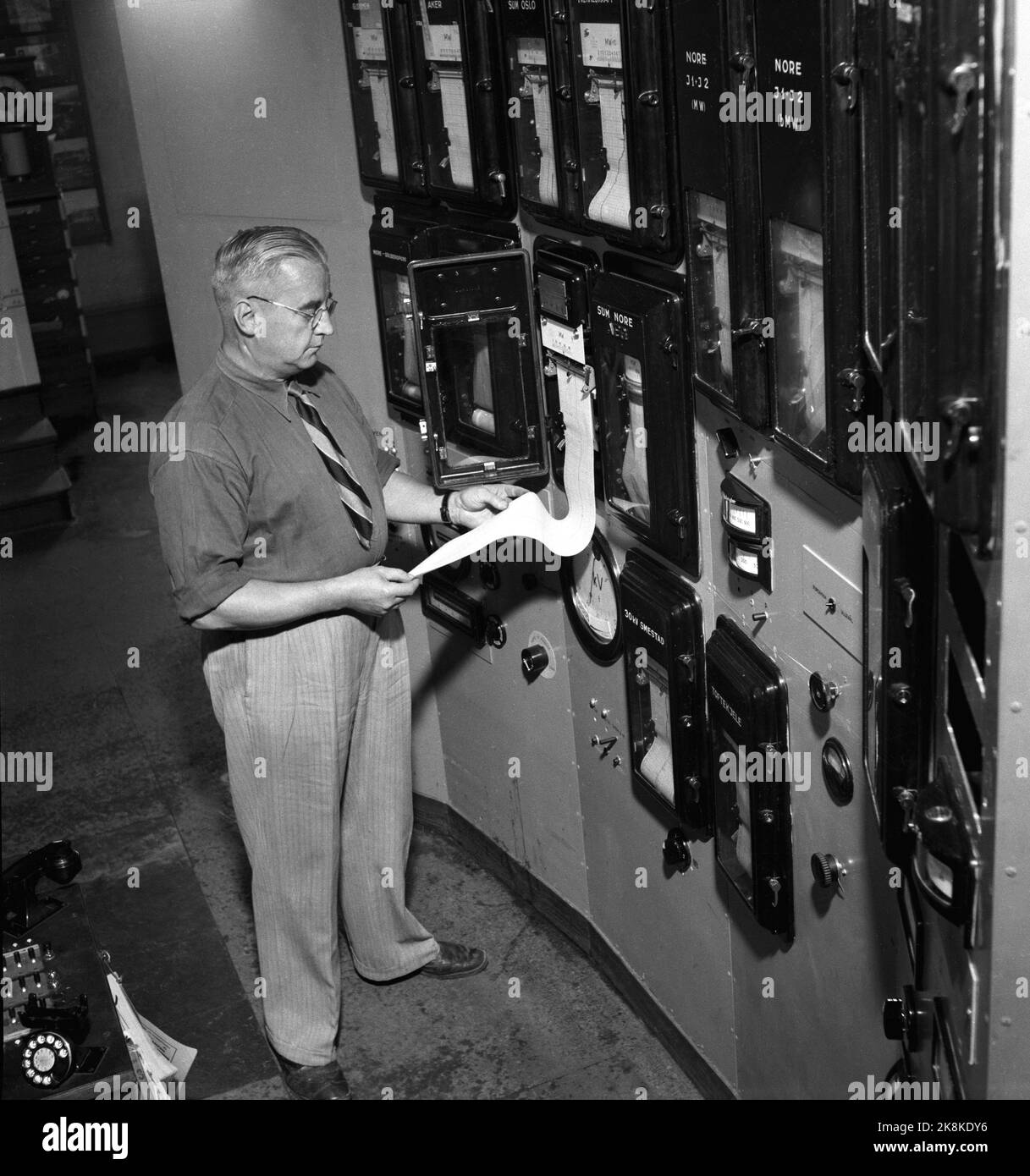 Oslo 19470502 Assistent John Kristoffersen in Oslo das Umspannwerk von Lysverker in Smestad in Oslo überprüft, wie groß die Produktion in Solbergfoss ist. Die technischen Einrichtungen der Verbindungsleitung sind für die Stromabschaltung in Eastland verantwortlich. Foto: Th. Scotaam / Aktuell / NTB Stockfoto