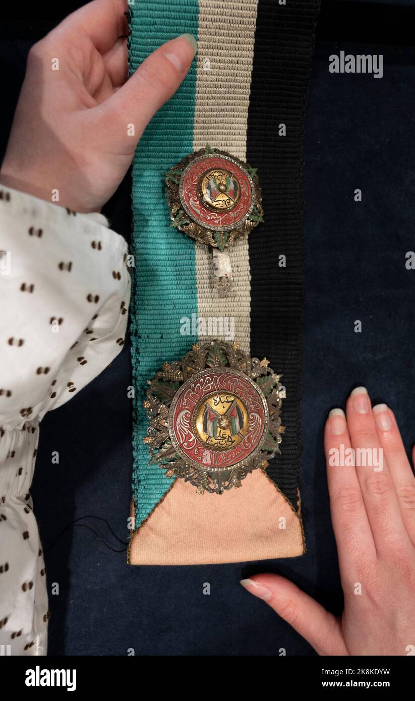 Bonhams, London, Großbritannien. 24. Oktober 2022. Der Verkauf indischer und islamischer Kunst findet am 25. Oktober statt. Bild: 1923 beendete Rowland George Allanson Allanson-Winn, 5. Baron Headley (1855-1935) den Hadsch – die obligatorische Wallfahrt zur muslimischen heiligen Stätte der Kaaba in Mekka. Aus diesem Anlass wurde ihm von König Hussein bin Ali vom Hejaz bemerkenswerte Geschenke überreicht, darunter der Orden von Al Nahda, First Class, Star, Abzeichen und Schärpe, Schätzung: £4.000-6.000. Quelle: Malcolm Park/Alamy Live News Stockfoto