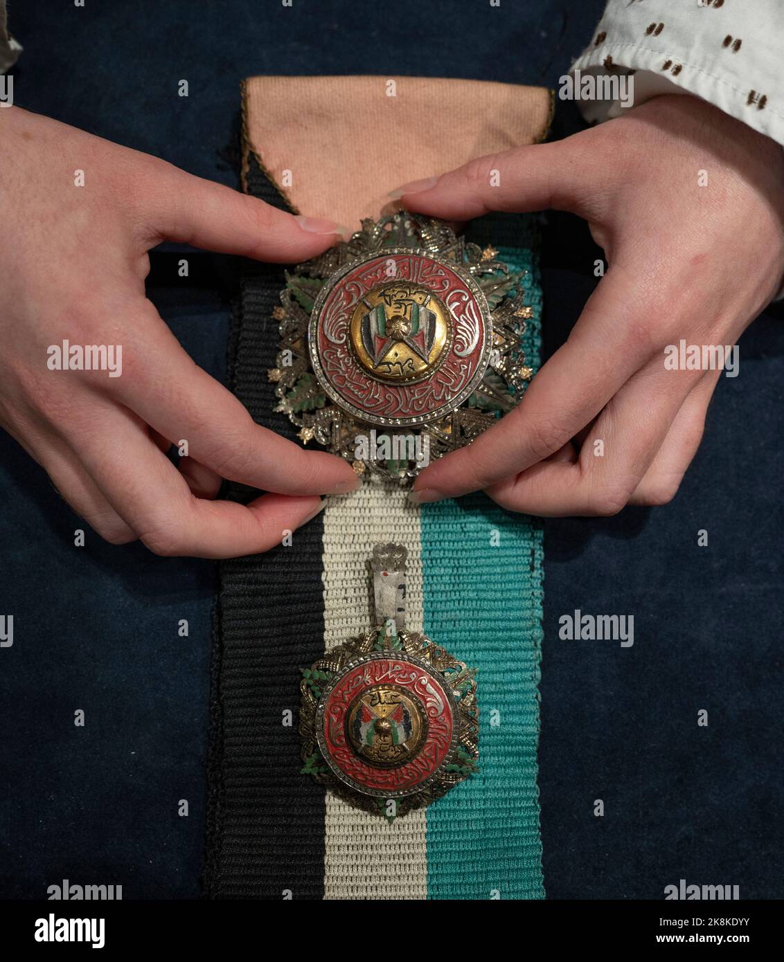 Bonhams, London, Großbritannien. 24. Oktober 2022. Der Verkauf indischer und islamischer Kunst findet am 25. Oktober statt. Bild: 1923 beendete Rowland George Allanson Allanson-Winn, 5. Baron Headley (1855-1935) den Hadsch – die obligatorische Wallfahrt zur muslimischen heiligen Stätte der Kaaba in Mekka. Aus diesem Anlass wurde ihm von König Hussein bin Ali vom Hejaz bemerkenswerte Geschenke überreicht, darunter der Orden von Al Nahda, First Class, Star, Abzeichen und Schärpe, Schätzung: £4.000-6.000. Quelle: Malcolm Park/Alamy Live News Stockfoto