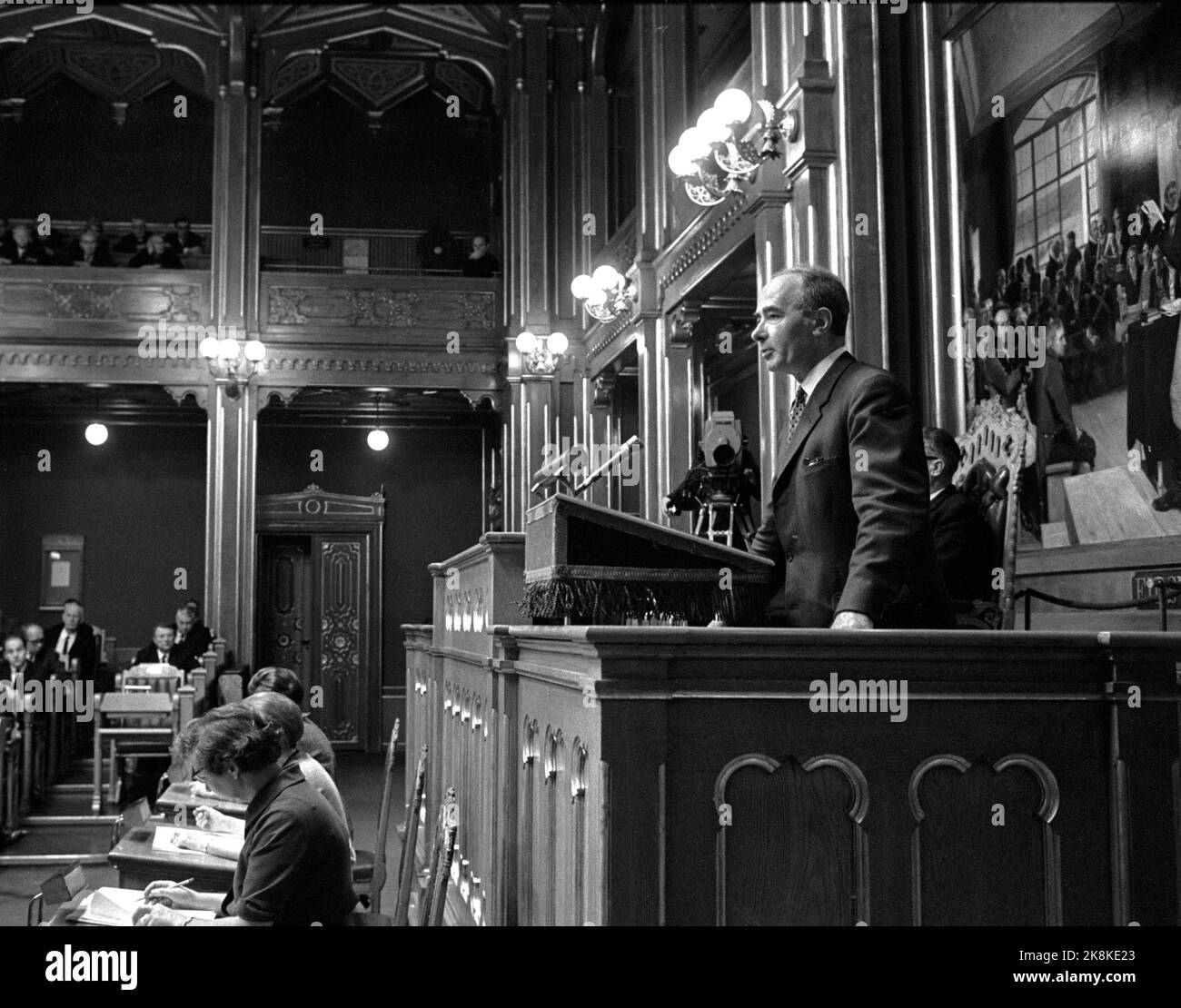 Oslo 19661017 Trontale Debatte im Storting. Der parlamentarische Führer der Labour Party, Trygve Bratteli, leitet die Throndebatte ein. Hier Bratteli auf der Kanzel im Storting. Foto: NTB / NTB Stockfoto