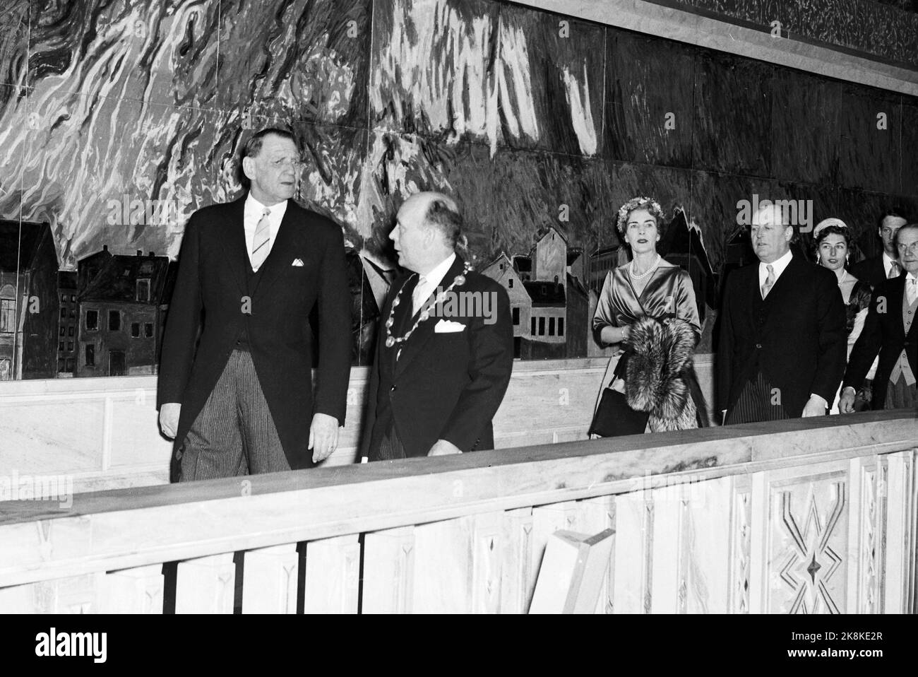 Oslo 196002. Königin Ingrid und König Frederik von Dänemark bei einem offiziellen Besuch in Norwegen. Hier auf einer Führung durch das Rathaus von Oslo zusammen mit dem Bürgermeister Brynjulf ​​Bull (t.h.) König Frederik, Königin Ingrid und König Olav. Foto: NTB Archive / NTB Stockfoto