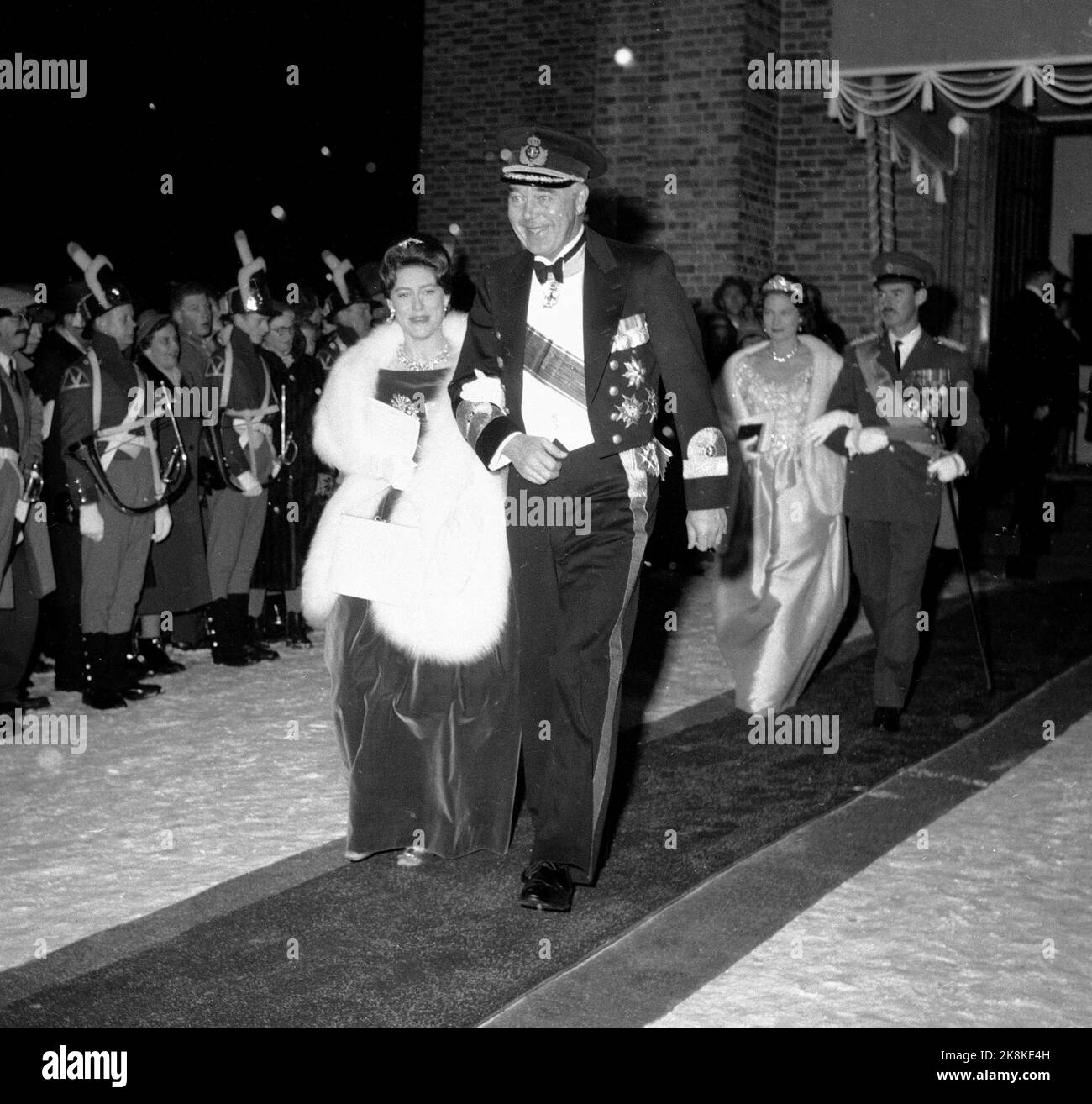 Asker 19610112. Die Hochzeit von Prinzessin Esplana. Die Gäste verlassen die Kirche. Hier Prinzessin Margaret vom Vereinigten Königreich / England, die von Schwedens Prinz Bertil begleitet wird, in königsblauem Samt. Foto: NTB / NTB Stockfoto