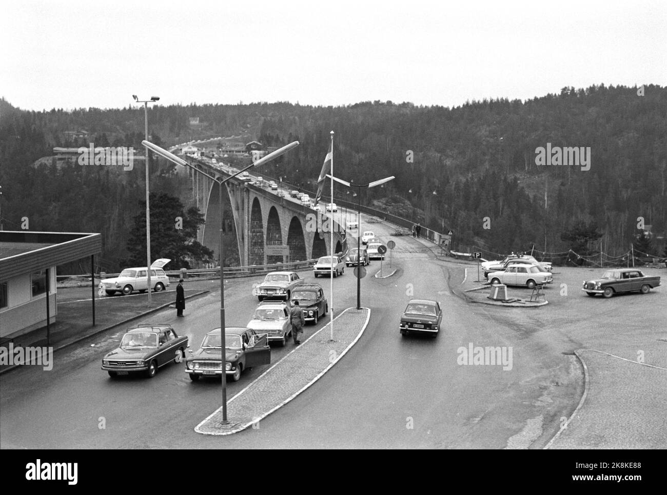 Svinesund 19720401. Normannen in der Schlange auf der Swedish Tour Skjærstorsdag. Es bedeutet, dass es lange Wartezeiten gibt, egal ob Sie nach Strømstad oder Arvika fahren. 1971 übernahmen 7.000 Autos die Svinesundbrücke. Es war ein Rekord, aber viele erwarten in diesem Jahr deutlich höhere Zahlen. Foto: Sverre Børretzen Current / NTB Stockfoto