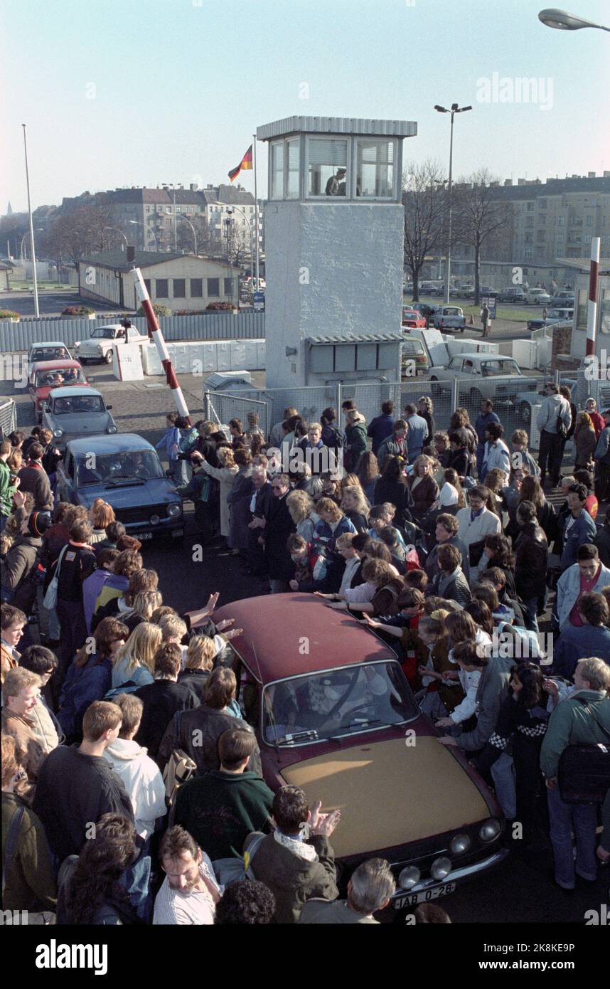 Berlin Deutschland 19891110 Fall der Berliner Mauer. Joy-Szenen an der Bornholmer Grenzübergangsstraße nach der heutigen Eröffnung der Grenze zwischen Ost-Berlin und Vest-Berlin. Übersichtsbild des Grenzübergangs mit Autos und Menschenmassen. Foto: Jørn H. Moen / NTB / NTB. Stockfoto