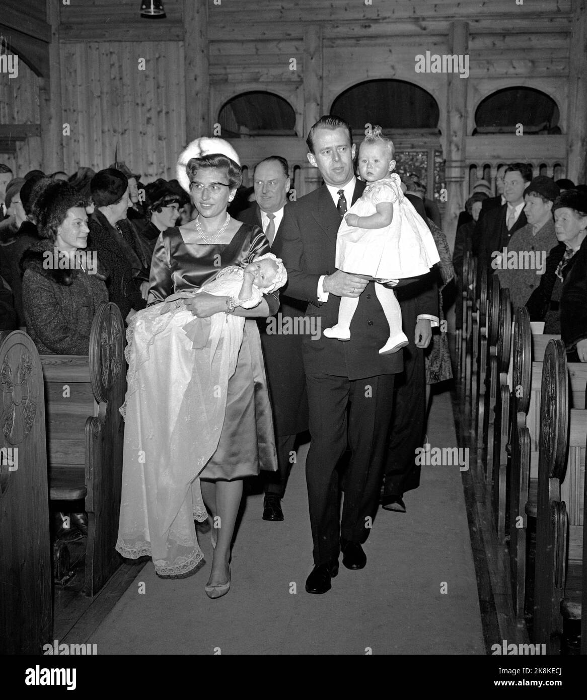 Oslo 19631227 in der Holmenkollen-Kapelle werden die anderen Kinder von Prinzessin Gräfin Frau Ferner und Johan Marin Ferner getauft. Der Pfarrer Atle enger taufte, und das Kind hieß Benedikte. Hier ist die Taufkindin mit dem Taufkind nach der Zeremonie. Th. Johan Martin Ferner mit Cathrine. König Olav im Hintergrund. Foto: NTB / NTB Stockfoto