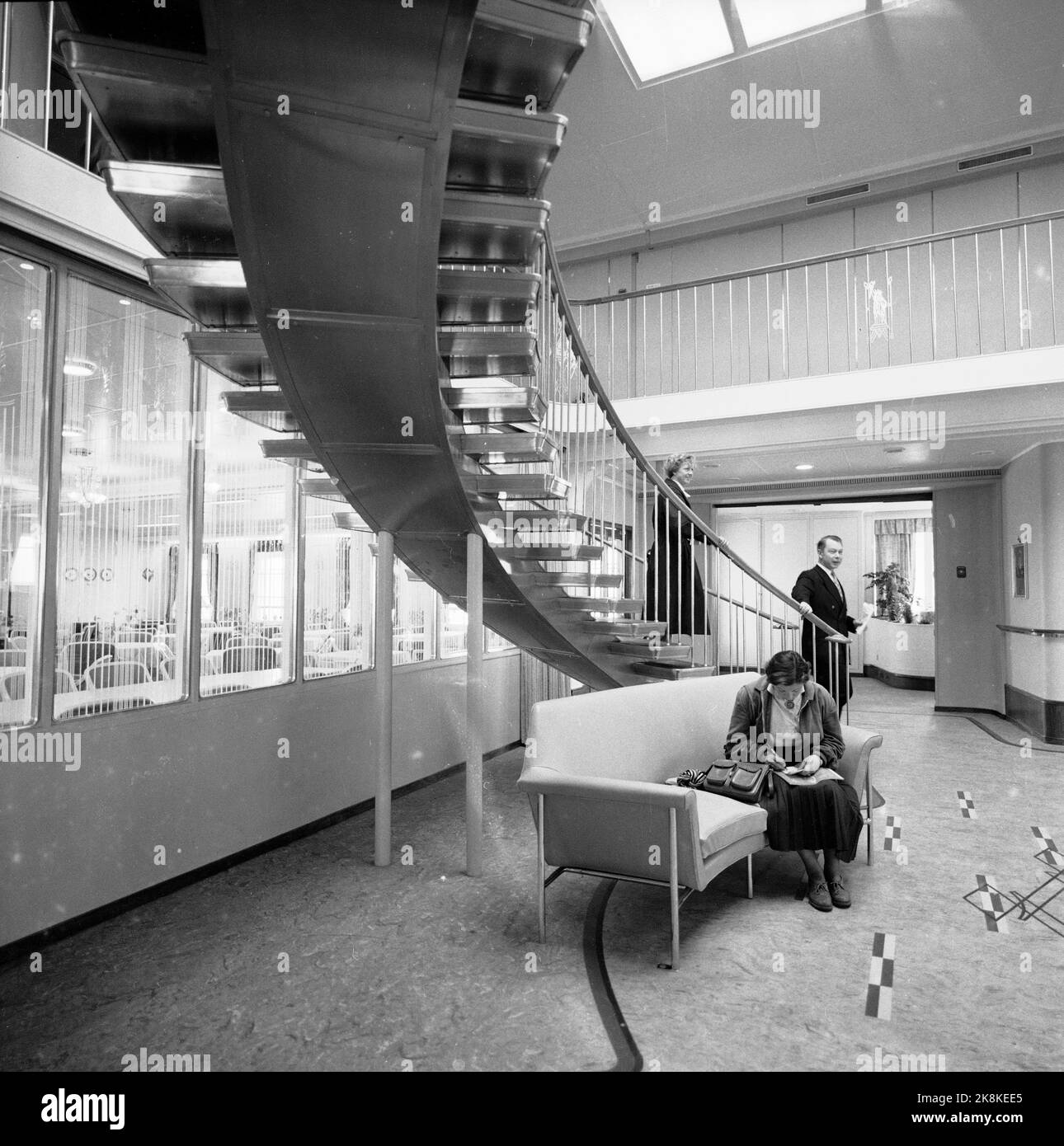 Newcastle, England Mai 1956. Das neue Flaggschiff der norwegisch-amerikanischen Linie MS 'Bergensfjord' wird vor Virgo nach Norwegen vorbereitet. Hier die elegante Treppe hinunter in den 1. Klasse Vestibül. Foto: Sverre A. Børretzen / Aktuell / NTB Stockfoto