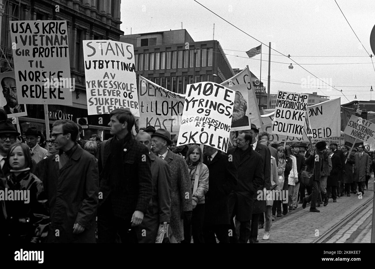 Oslo 19690501 1. Mai Demonstrationen in Oslo. Hier posierte der SUF seinen eigenen Zug, einschließlich Red Flags und MAO-Plakaten, Plakate gegen den US-Krieg in Vietnam. Hier passieren sie die US-Botschaft. Foto: / NTB / NTB Stockfoto