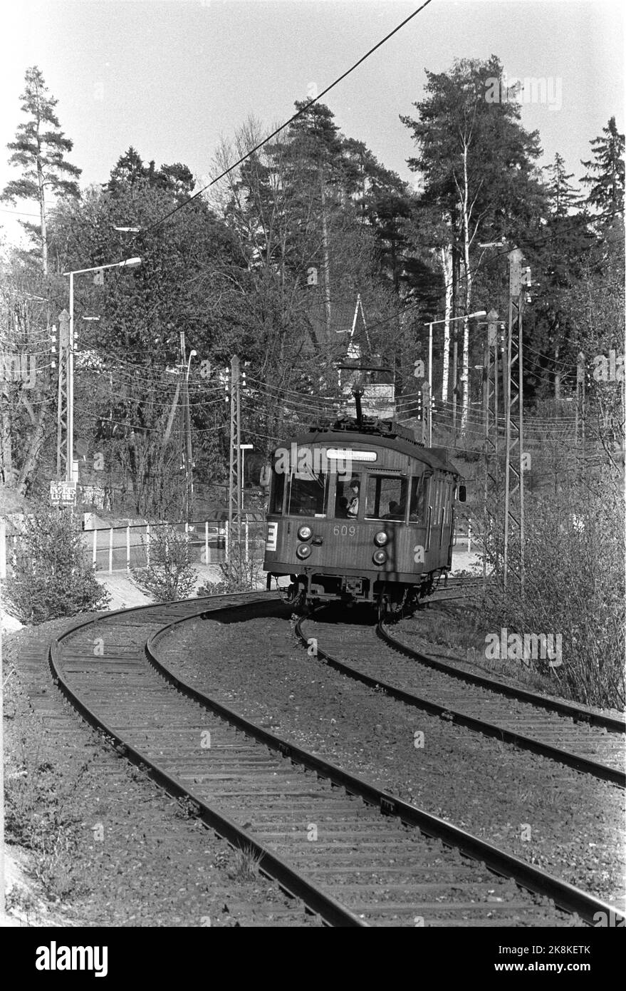 Oslo Mai 1984 Holmenkollbanen. Schienen im Vordergrund, elektrische Kabel / Drähte in der Luft. Foto: Inge Gjellesvik / NTB / NTB Stockfoto