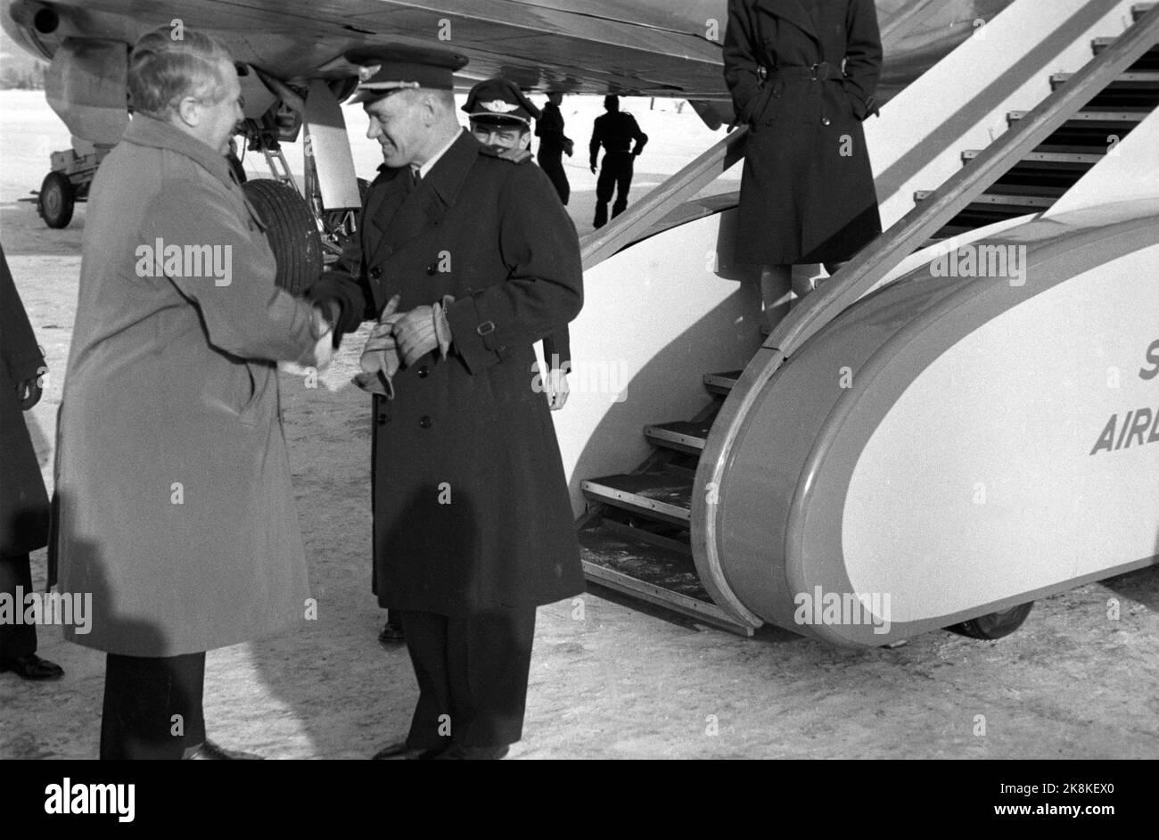 Oslo 19470222: SAS's erstes richtiges Atlantic-Flugzeug, ein Douglas DC-4 Skymaster mit Name und Registrationsnummer „Nordan“, die SE-BBA, eröffnet die skandinavische Flugroute nach Südamerika. Der Pilot wünscht Viel Glück. Foto: NTB / NTB Stockfoto