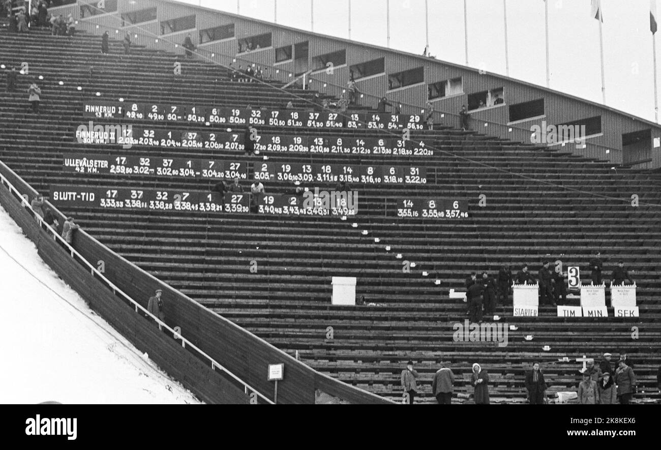 Olympische Spiele in Oslo 1952. Olympische Winterspiele in Oslo, Skilanglauf, 50 km, Männer. Mittelzeiten und Endergebnisse wurden in Großbuchstaben und Zahlen auf den Ständen in Holmenkollbakken angezeigt. Start-Nr. 17 Veikko Hakulinen aus Finnland gewann das Rennen mit 3.33.33. Foto: Aktuelles Archiv / NTB Stockfoto