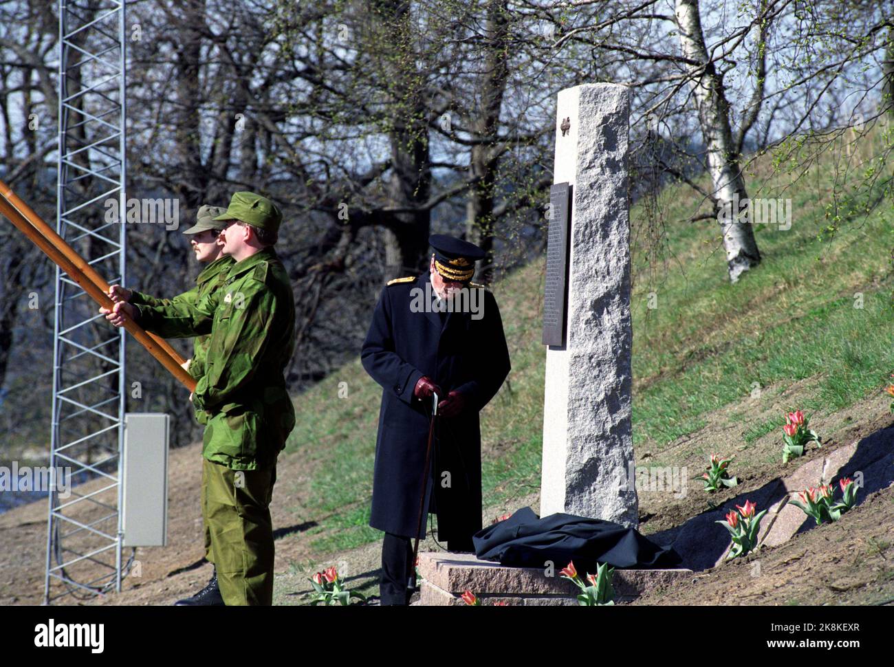 Drøbak, Oscarsborg, 9. April 1990. König Olav enthüllt eine Gedenkstätte für die gefallene Küstenartillerie in Oscarsborg. Premierminister Jan P. Syse ist ebenfalls anwesend und legt einen Kranz an der Gedenkstätte nieder. Hier die Enthüllung der Gedenkstätte. Foto: Morten Hvaal / NTB / NTB Bild # 4 von 4. Stockfoto