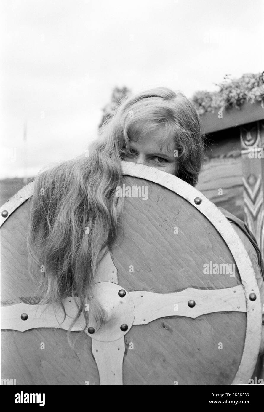 Stiklestad Juli 1961: "Das Spiel des Heiligen Olav" 200 Wellen zieht jedes Jahr im Wikingeranzug, um die Nacht vor der Schlacht von Stiklestad im Jahr 1030 zu markieren. Das Spiel dauert nur drei Tage, und die meisten ausländischen Touristen verpassen eine fantastische Vorstellung. Hier ist eine junge Schauspielerin namens Liv Ullmann, die die Rolle der Helga der Schönen innehat. Foto: Sverre A. Børretzen / Aktuell / NTB. Stockfoto