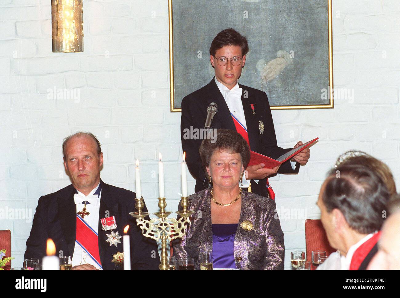 Oslo 19910720: Kronprinz Haakon wird 18 Jahre alt. Der Kronprinz hält seine erste offizielle Rede, als er sich nach dem Essen der Regierung für ihn im Schloss Akershus für das Essen bedankt. Auf dem Bild auch König Harald und Premierminister Gro Harlem Brundtland. Foto: Terje Bendiksby / NTB Stockfoto