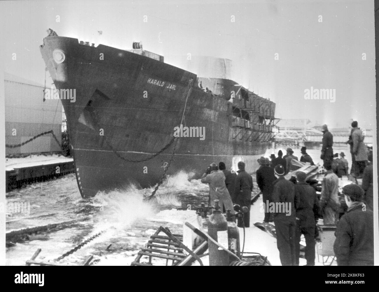 Trondheim 19600130: STALLZEICHNUNG: Hurtigruten-Schiff Harald Jarl wird von der Trondhjems Mechanical Workshop, 30. Januar 1960, gestartet. Harald Jarl wurde im September 2001 von der Speedroute abgesetzt. Foto ntb Stockfoto