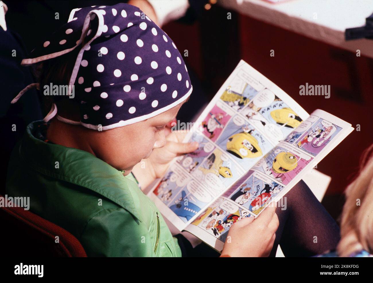 Kongsberg 19770904: Prinzessin Märtha Louise - in blauer Aufnahme mit Punkten - fotografiert bei den Donald Duck Games 1977. Hier liest die Prinzessin einen Donald Duck Blad. NTB Stockfoto: Nils Maudal / NTB Stockfoto