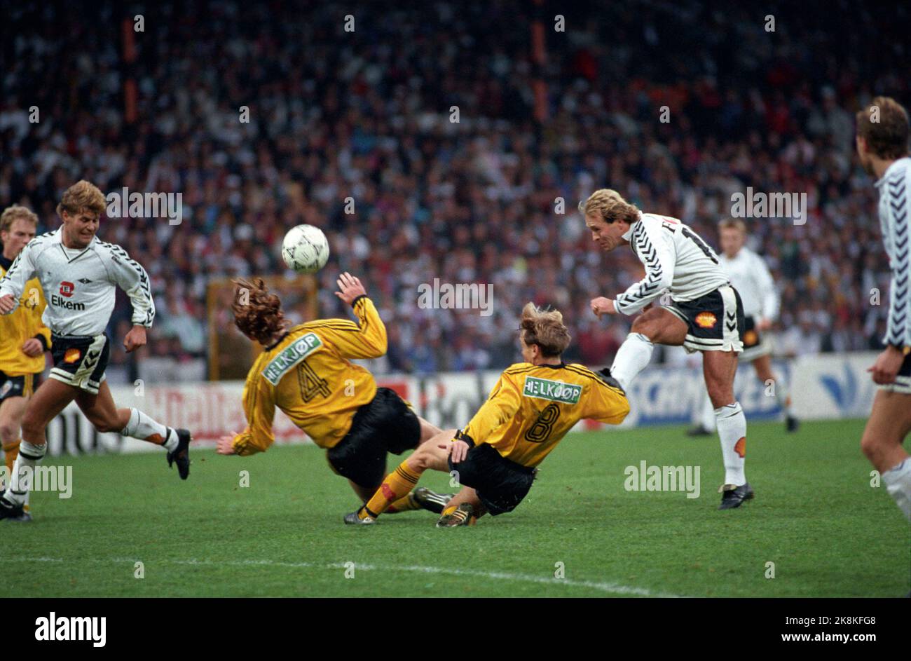 Oslo 19921025: Pokalfinale Rosenborg (RBK) - Lillestrøm (LSK) (3-2). Bild: Gøran Sørloth (RBK)-Aufnahmen. Die LSK-Spieler Arne Erlandsen und Kjetil Osvold sind unten. Foto: Morten Holm Stockfoto