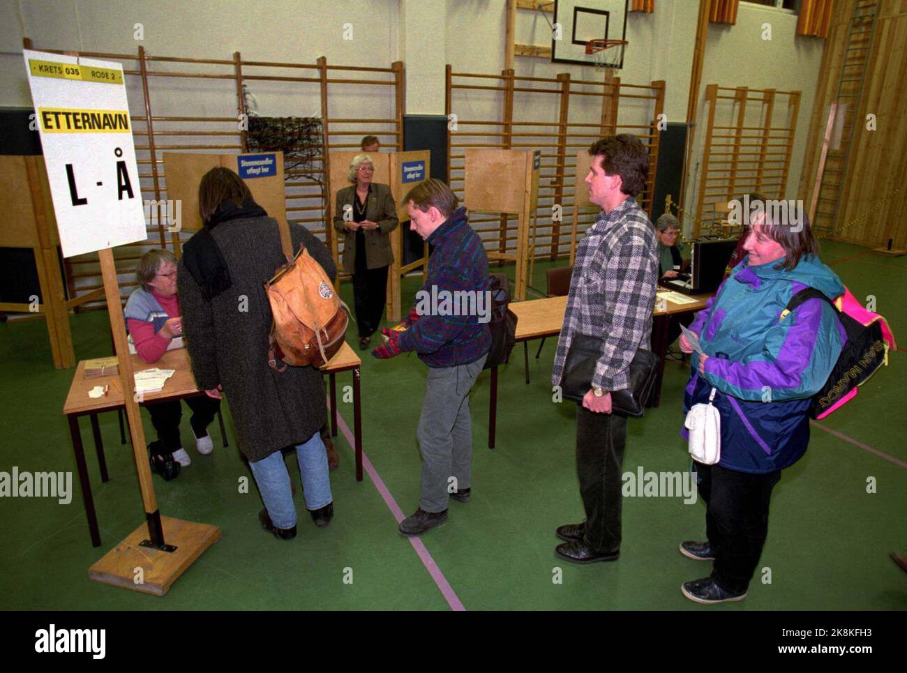 Oslo 19941128. Referendum über die Mitgliedschaft Norwegens in der EU. Personen, die im Wahllokal Schlange stehen, um vor der Abstimmung registriert zu werden. NTB Stockfoto: Morten Hval / NTB Stockfoto