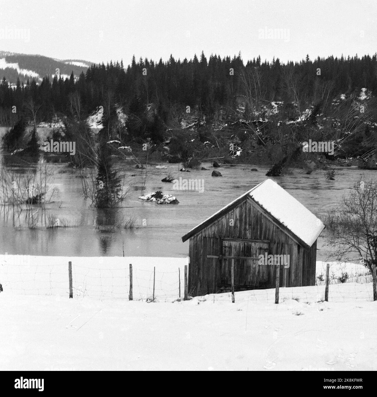 Overhalla, 19590222 große Bodenmassen sind im Fluss Namsen unterhalb von Hildrem Fergested zwischen Vibestad und Øyesvold in Overhalla ausgebrochen. Die Masse ließ sich wie ein Grat über den Fluss nieder und bildete einen Pool, der Hunderte von Dimensionen unter Wasser setzte und die Siedlung bedrohte. Hier aus der Flut von Ackerland und Wald über dem Crash. Foto: NTB Corr / NTB Stockfoto