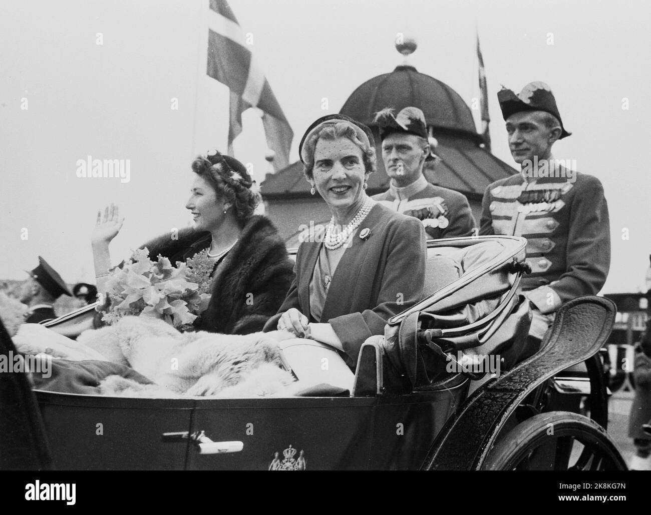 Kopenhagen, Dänemark 19580911. König Olav bei seinem ersten offiziellen Staatsbesuch als König zusammen mit Prinzessin Astav in Dänemark 1958. Hier winkt die Prinzessin Arid, die mit Königin Ingrid in einem offenen Auto nach Kopenhagen auf dem Weg zum Schloss Amalienborg zu den Menschen von Dänemark winkt. Foto: Jan Stadium NTB / NTB Stockfoto