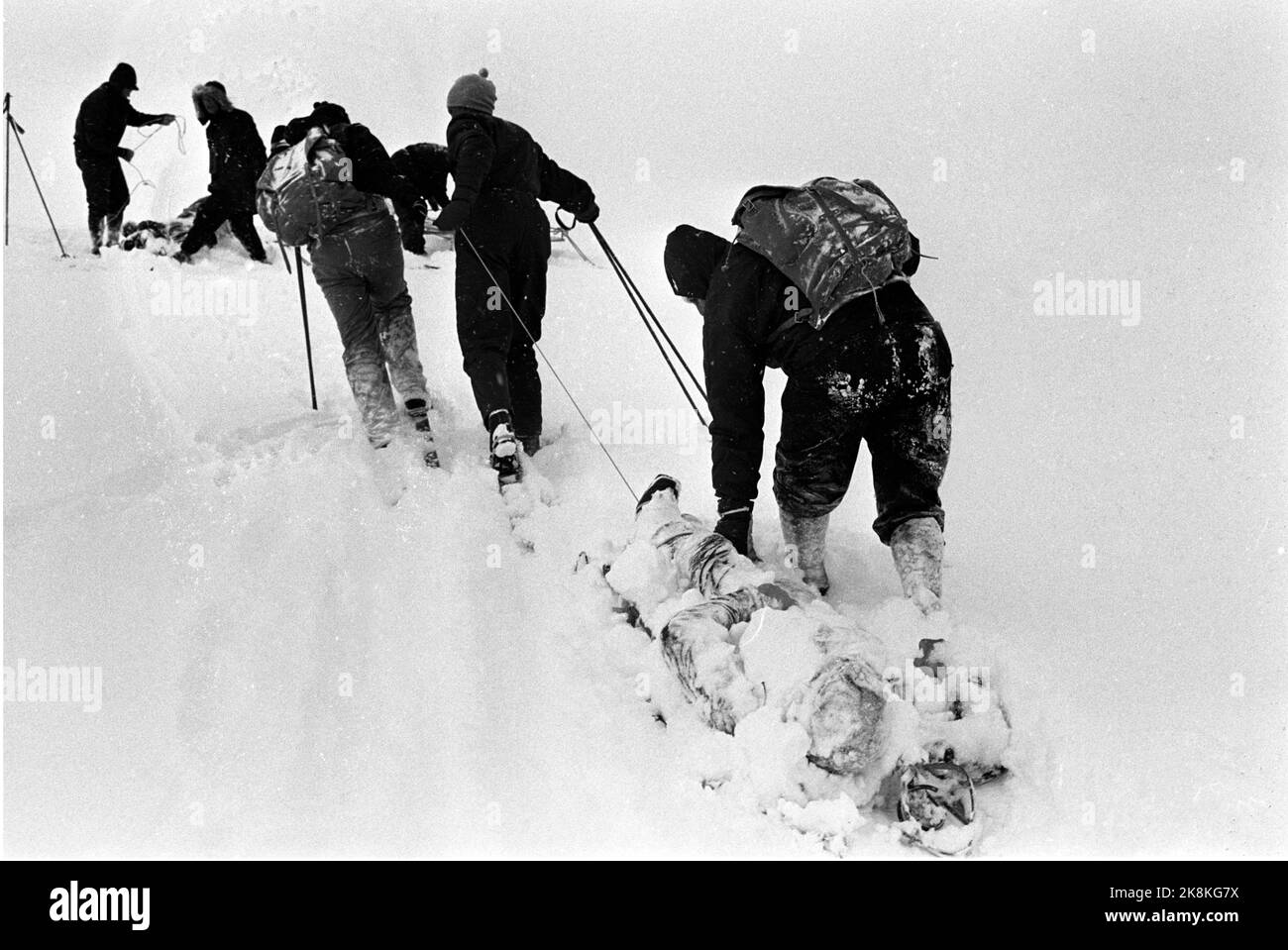 Jotunheimen März 1967 Ostern 1967 wurde zum schlimmsten Unfall aller Zeiten. 16 Menschen starben im Schnee auf dem Osterberg. Hier von der Rettungsaktion in Kloktingstind in Jotunheimen, bei der vier getötet und drei nach einer Horrornacht in Stürmen gerettet wurden. Hier sind Erkundungsmannschaften mit einer toten Person im Schnee zu finden. Foto: Henrik Laurvik / NTB Stockfoto