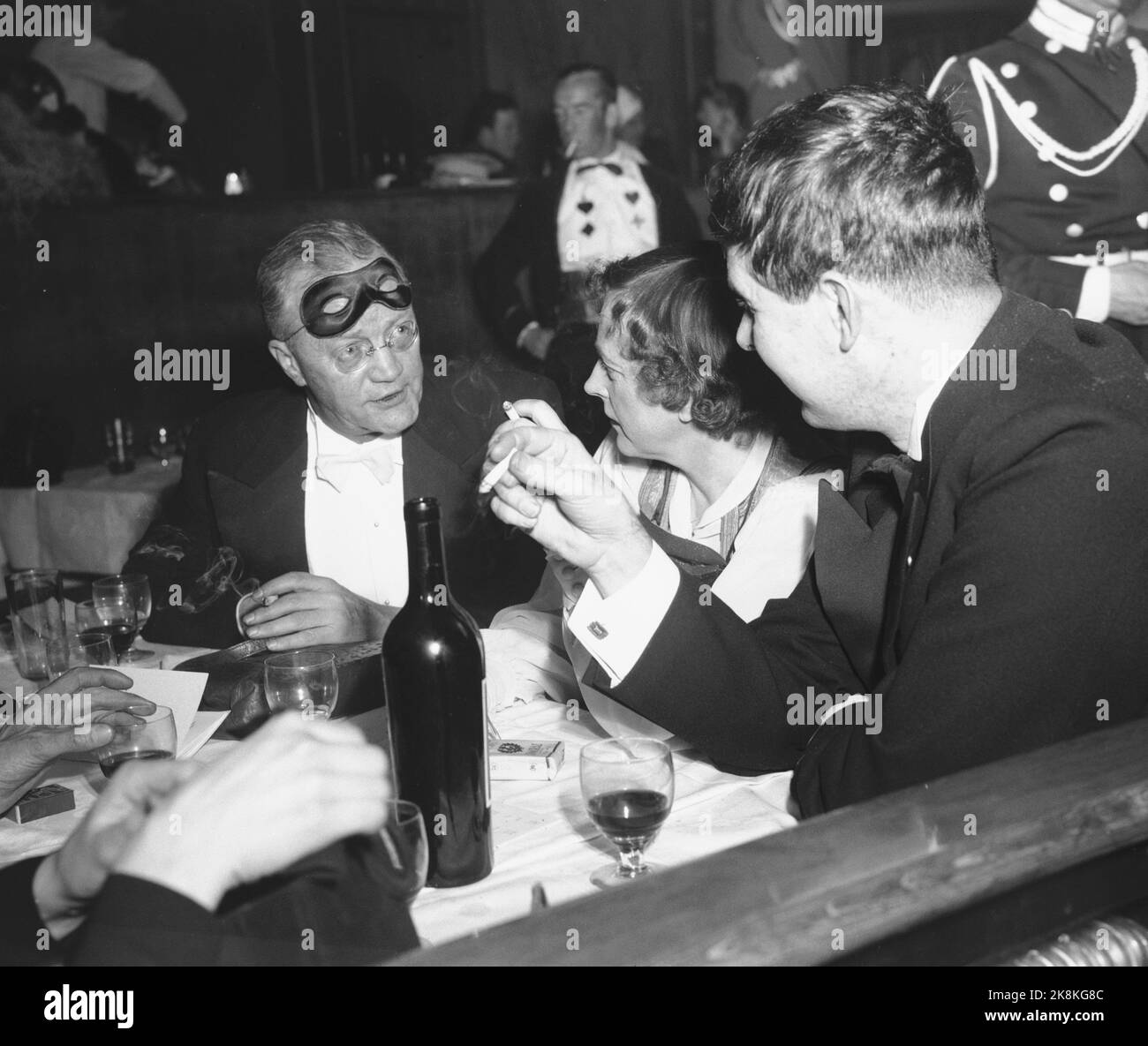 Oslo. Das Regenbogenrestaurant. Karnevalnacht im Zeichen von Schüssen. Die Schriftstellervereinigung veranstaltet den Shooting Year Karneval in Oslo für Einkommen für alte, unproduktive Schriftsteller und Witwen von Schreibern. Hier. Autor Sigurd Hoel in einem begeisterten Gespräch mit dem Lyriker Inger Hagerup. Foto: NTB Stockfoto