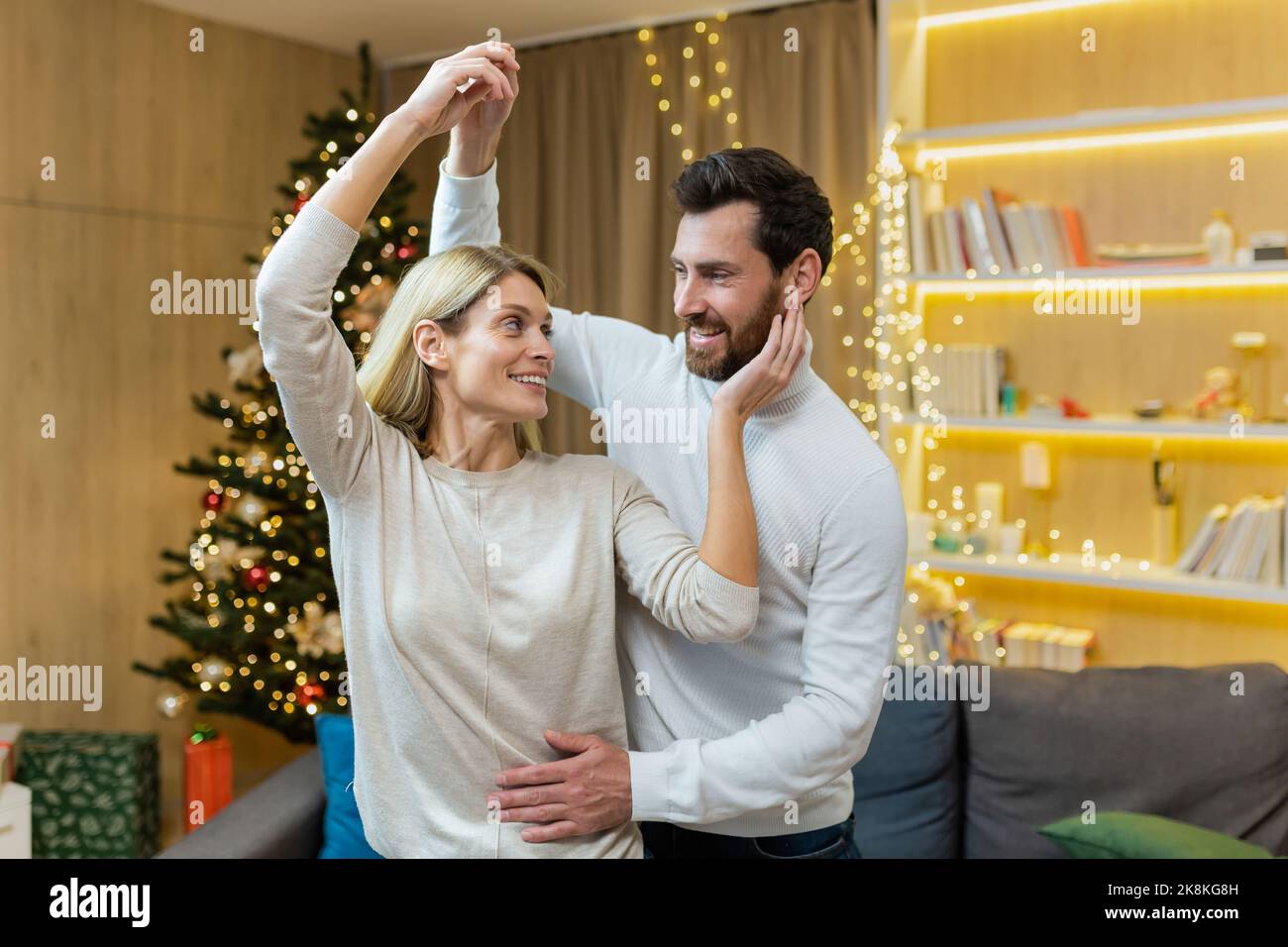 Weihnachten Familienpaar, Mann und Frau feiern Neujahr in der Nähe von Baum zu Hause, Liebhaber tanzen und Spaß haben lächeln und umarmen. Stockfoto