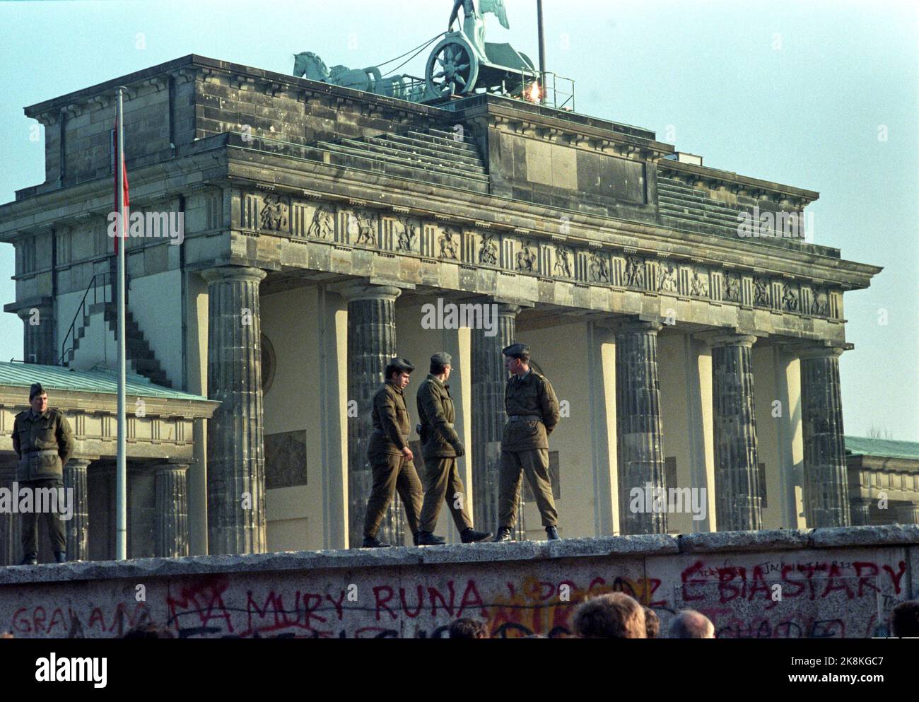 Berlin, Deutschland 19891112: Fall der Berliner Mauer: Die Mauer zwischen Ost- und Westdeutschland öffnet sich in Berlin. DDR-Soldaten an der Mauer am Brandenburger Tor. Foto: Jørn H. Moen, NTB Stockfoto