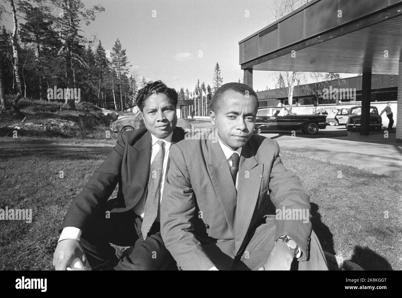 Oslo 19620609. Die Labour Party war Gastgeber, als die sozialistische Internationale ihre ratssitzung in Voksenåsen veranstaltete. Die Unterstützung von 200.000 streikenden Arbeitern in Spanien und der enge Kontakt mit den neuen Staaten Afrikas und Asiens sind wichtige Aufgaben für den demokratischen Sozialismus. Die Schifffahrt aus 26 Ländern traf sich in Voksenåsen. Aus Madagaskar kamen Sekretär und Vorstandsmitglied der Sozialdemokratischen Partei Fredric Rajerison und Ramhavita, Foto: Ivar Aaserud Current / NTB Stockfoto