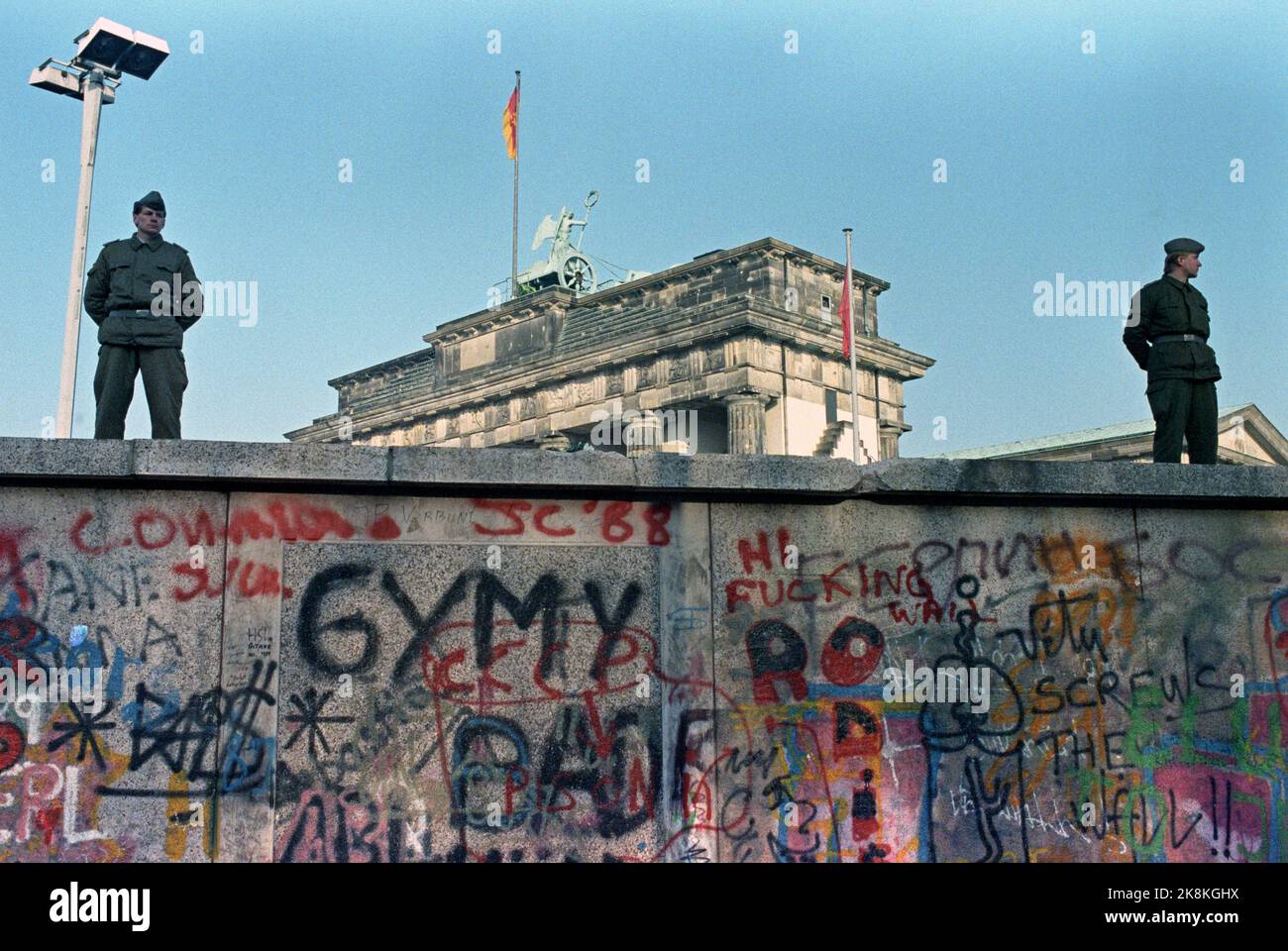 Berlin, Deutschland 19891112: Fall der Berliner Mauer: Die Mauer zwischen Ost- und Westdeutschland öffnet sich in Berlin. DDR-Soldaten an der Mauer am Brandenburger Tor. Graffiti / Kennzeichnung an der Wand. Foto: Jørn H. Moen, NTB Stockfoto