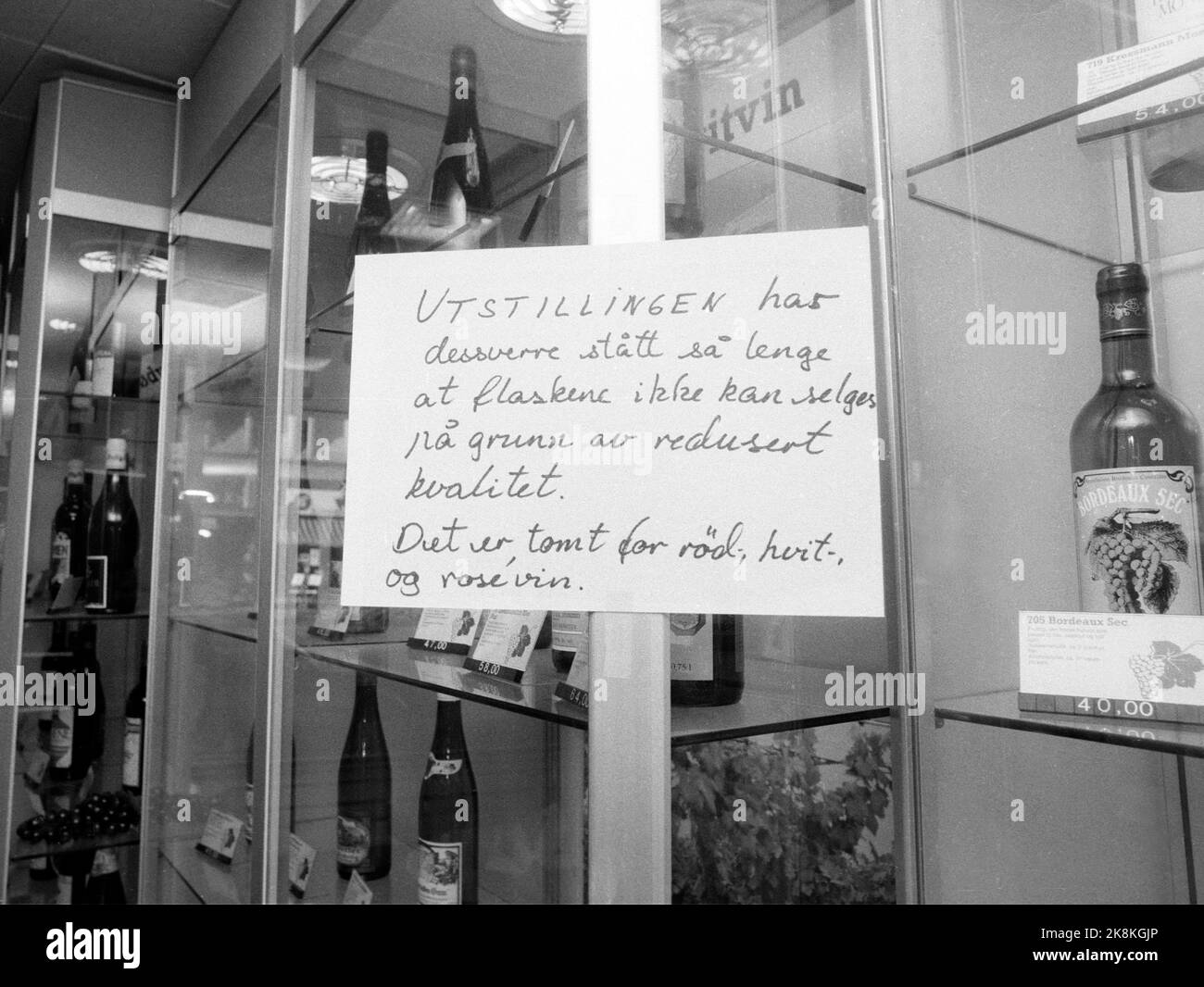 Oslo 1986-10: Pol-Streik. Andere Pole schlagen in diesem Jahr. Der Streik in der Vinmonopolet-Produktionsanlage führt zu leeren Regalen in den Vinmonopol-Verkaufsstellen. In den Regalen ist nicht mehr viel übrig, und ein Plakat besagt, dass die größte Auswahl tatsächlich in den Ausstellungsfenstern zu finden ist, 23. Oktober 1986. Foto: Per Erik Knive Stockfoto