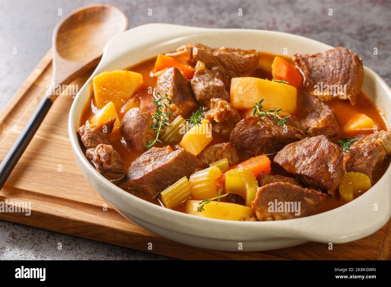Traditioneller irischer Eintopf mit Fleisch und Gemüse in einer dicken ...