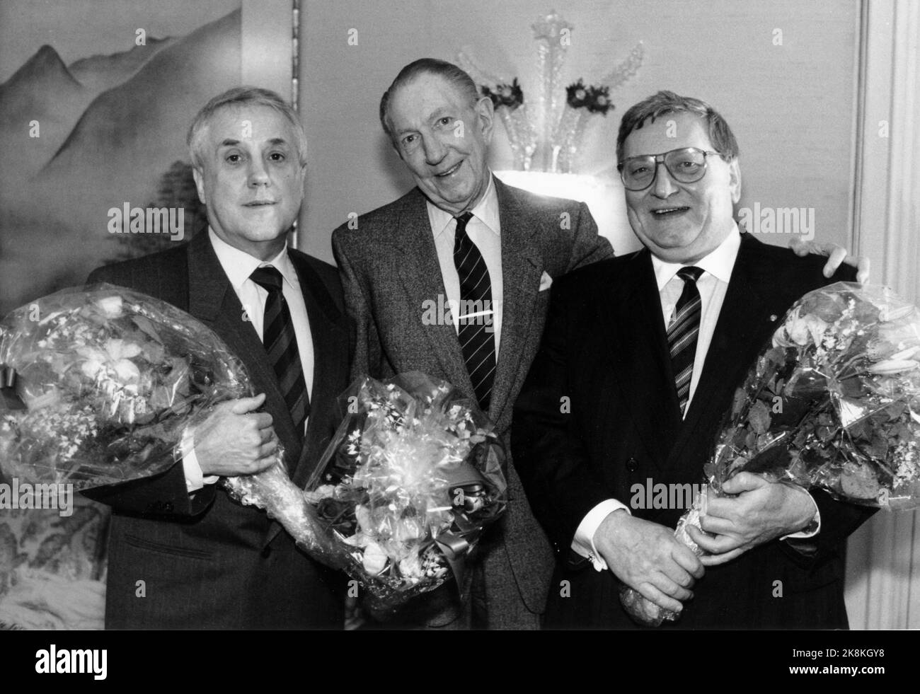 Oslo 19890214: Leif Justers Revyfond wird verteilt. Egel Monn Iversen (TV) und Rolv Wesenlund waren die glücklichen Gewinner der diesjährigen Stipendien aus dem Fonds. Darsteller Leif Juster (in der Mitte) verteilt. Foto: Eystein Hanssen / NTB / NTB Stockfoto