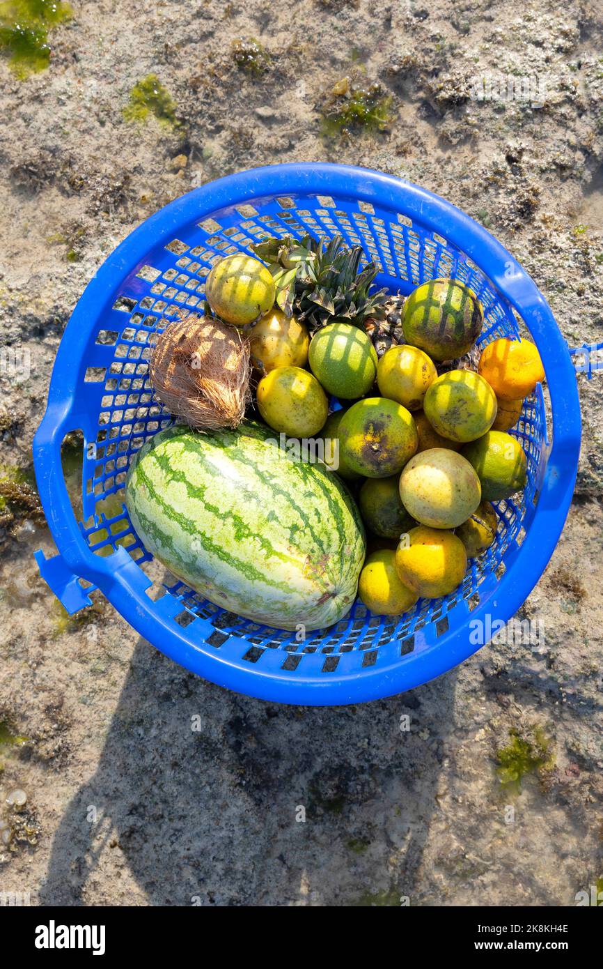 Sortiment von tropischen Früchten zum Verkauf auf Road Shop, Sansibar, Tansania, Afrika Stockfoto