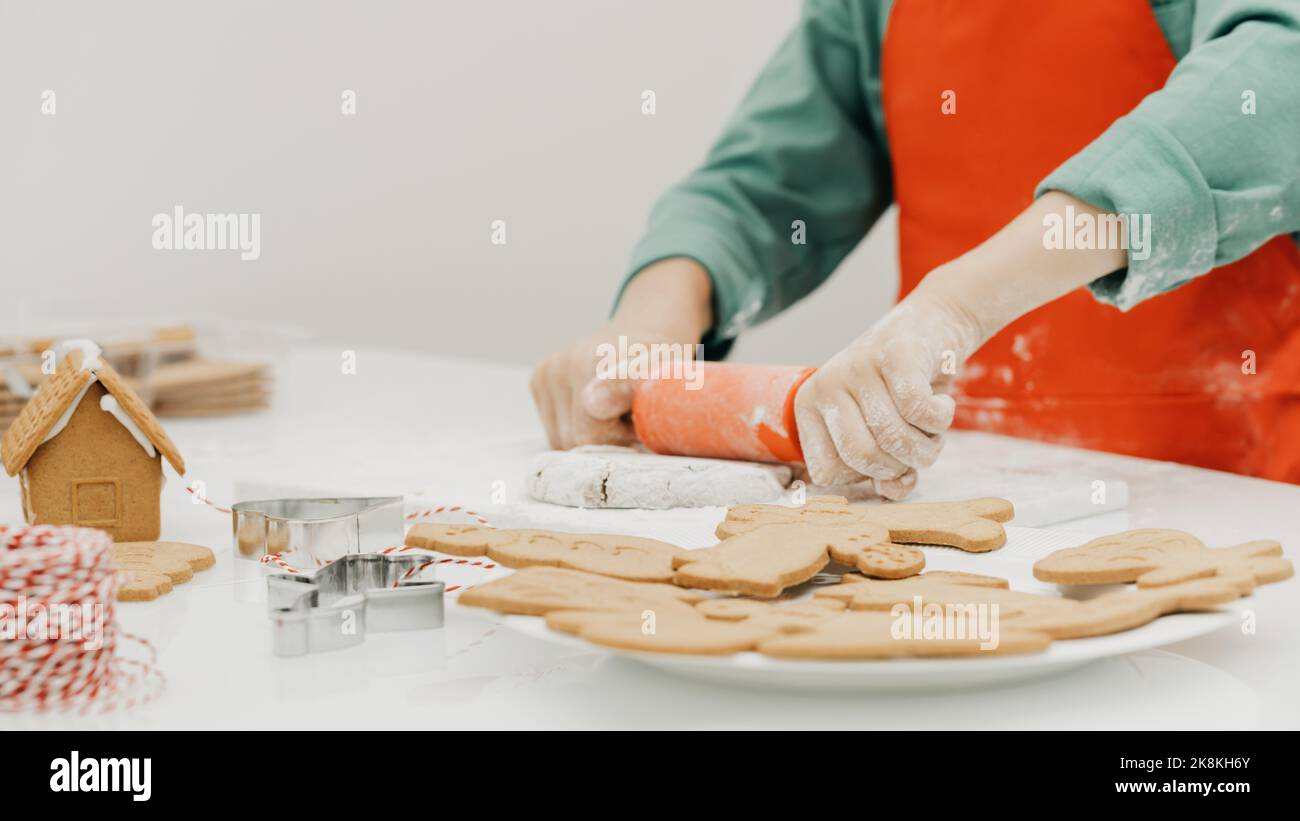 Ein Junge macht Neujahrskekse in der Küche. Heiligabend, Silvester. Stockfoto