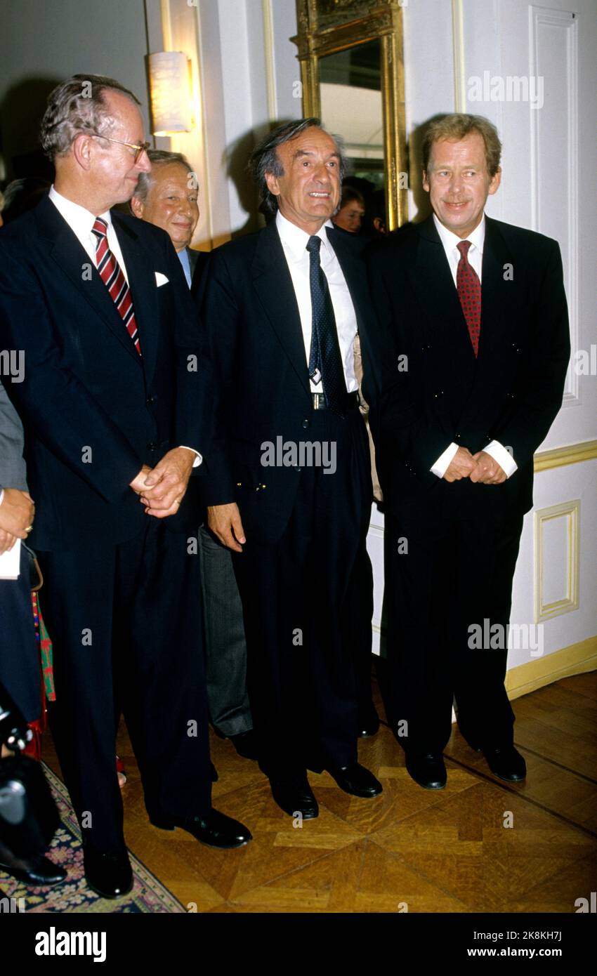 Oslo 199008. Premierminister Jan P. Syse (H) (TV) Elie Wiesel und Präsident Vaclav Havel, Tschechoslowakei, auf der hat-Konferenz in Oslo. Foto: Tor Richardsen / NTB / NTB Stockfoto