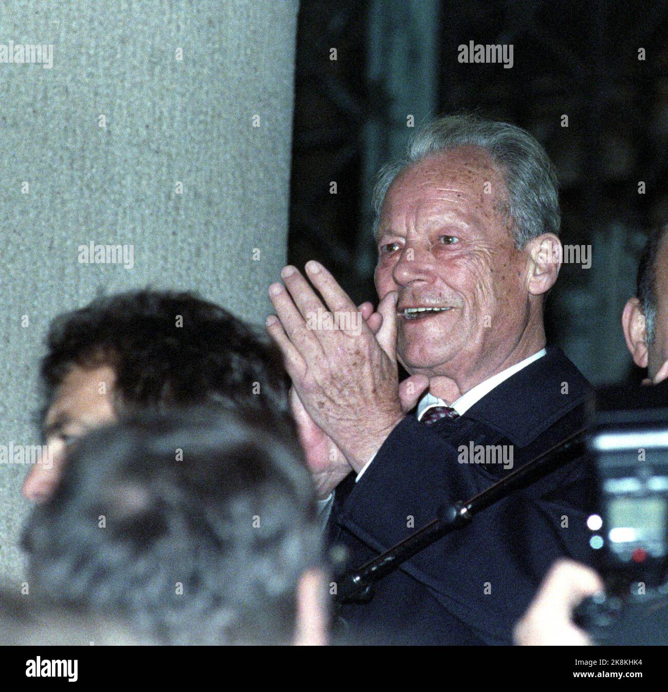 Berlin Deutschland 19891110 Fall der Berliner Mauer: Willy Brandt sprach in Vest-Berlin im Zusammenhang mit der Öffnung der Grenze zwischen Ost und West. Hier Brandt, der lächelt und applaudiert. Foto: Jørn H. Moen / NTB / NTB. Stockfoto
