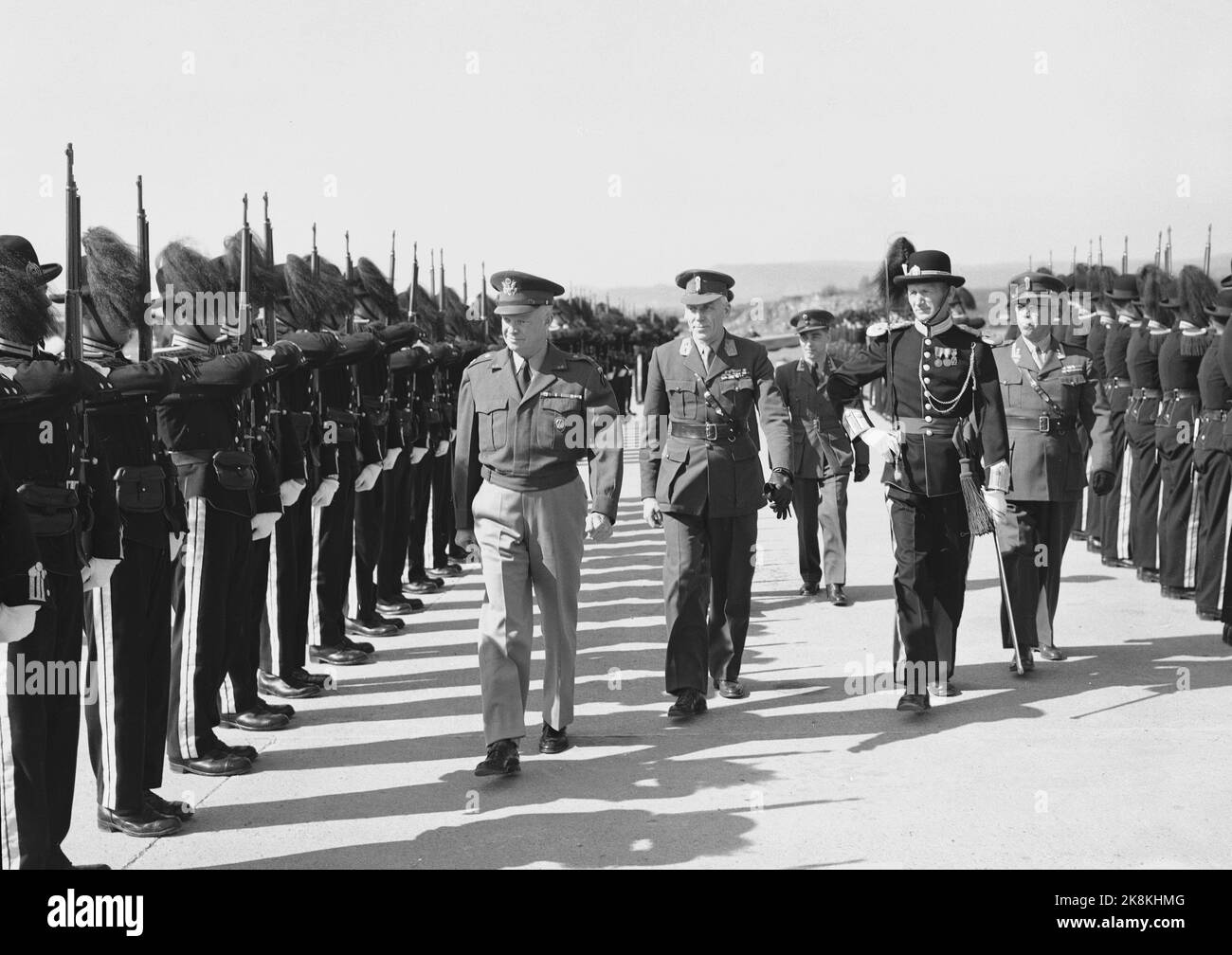 Fornebu 19520509. General Dwight D. Eisenhower (vor TV) inspiziert den Garten am Flughafen Fornebu, nachdem er bei seinem norwegischen Besuch angekommen ist. Foto: NTB Archive / NTB Stockfoto