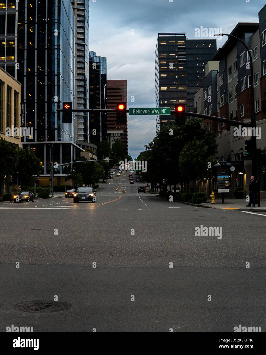 Die Autos in der Mitte der Straße, die die Straße in Bellevue überquert Stockfoto