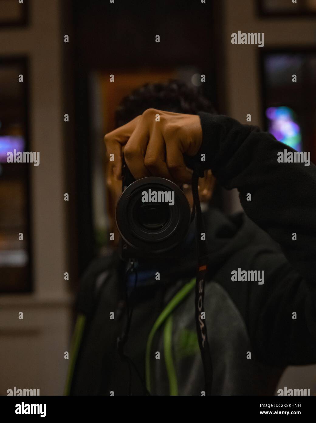 Ein cooles Selfie-Foto eines Mannes mit Spiegelreflexion in Bellevue Stockfoto