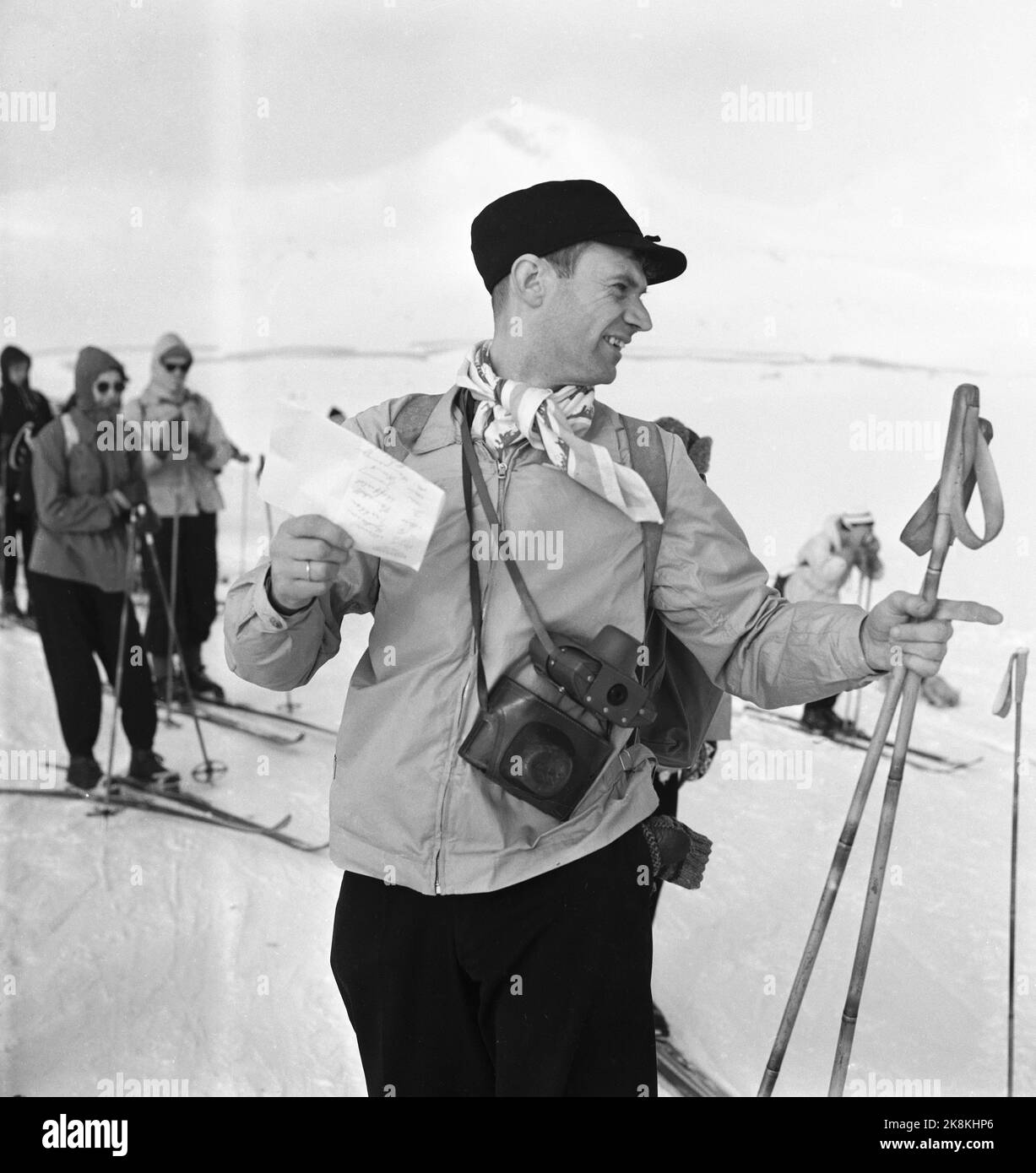 Finse Area 1956 'Tough Brits in the Mountains' 12 Briten, davon 3 Frauen, haben Mitte März gemeinsam mit norwegischen Skifahrern eine zehntägige Wanderung in den Gebieten um Finse durchgeführt. Die Tour wurde vom Tourismusverband organisiert, und zwei Hundeteams vom Hundeclub Draw waren auf der Reise. Hier: Die Expeditionsposten von Finsehytta, während der Leiter Claus Helberg vom Tourismusverband dafür sorgt, dass alle mitkommen. Foto; Aage Storløkken / Aktuell / NTB Stockfoto