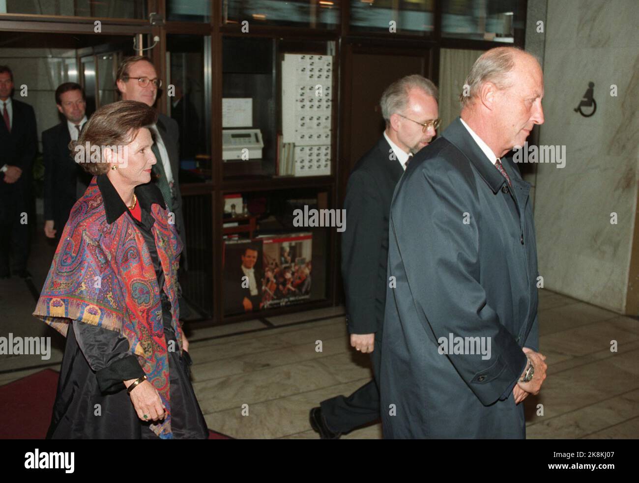 Oslo 19961004: Anlässlich der Research Days veranstaltete der Norwegische Forschungsrat ein Fest in der Konzerthalle von Oslo. Das Königspaar kommt hier in den Konzertsaal, wo sie vom stellvertretenden Vorstandsvorsitzenden Arild Underdal (zwischen König und Königin), CEO, empfangen wurden. Christian Hambro und der Konzertdirektor Knut Vigar Hansen (beide im Hintergrund). König Harald. Königin Sonja (NTB-Foto pro Løchen) Stockfoto