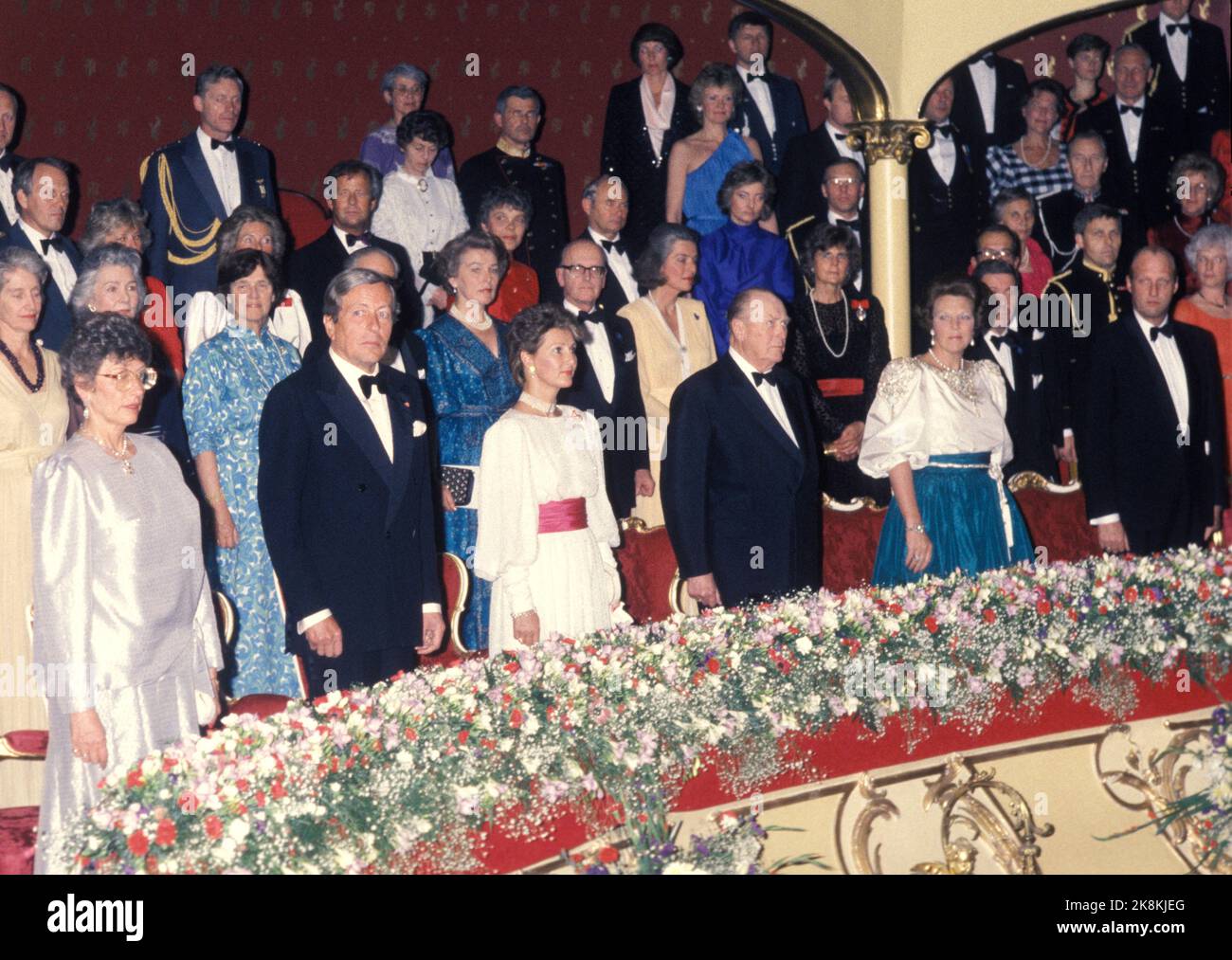 Oslo 19860513. Königin Beatrix und Prinz Claus der Niederlande bei einem offiziellen Besuch in Norwegen. Königin Beatrix und König Olav im Nationaltheater zusammen mit (f.) Prinzessin Astrest, Prinz Claus, Kronprinzessin Sonja, König Olav, Königin Beatrix und Kronprinz Harald. Foto: Knut Nedrås NTB / NTB Stockfoto