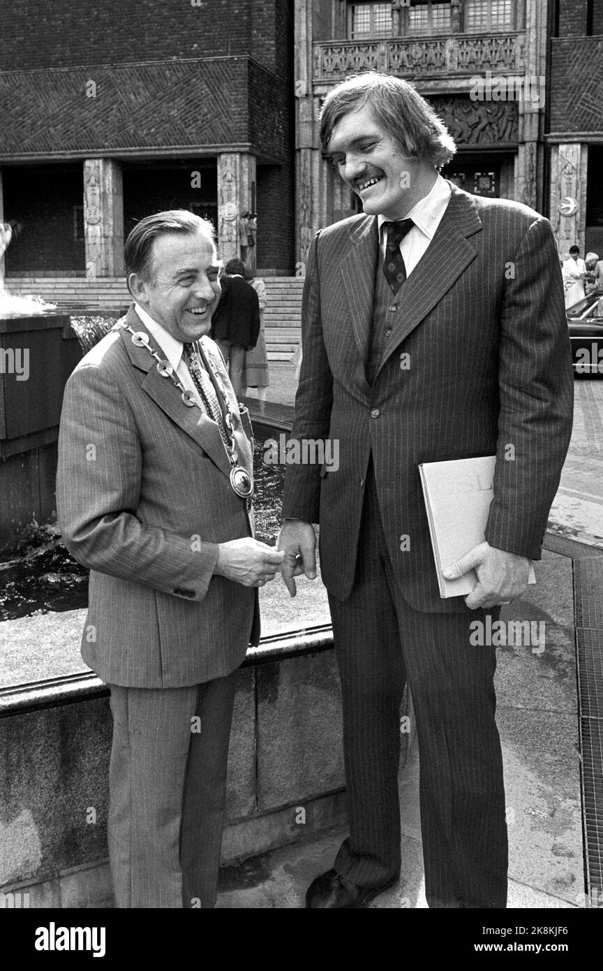 Oslo 19790810 Bürgermeister Albert Nordengen (TV) trifft vor dem Rathaus in Oslo den Filmschauspieler Richard Kiel. Kiel, der 2,20 groß ist, spielt im James-Bond-Film Moonraker. Foto: Jan Dahl / NTB / NTB Stockfoto