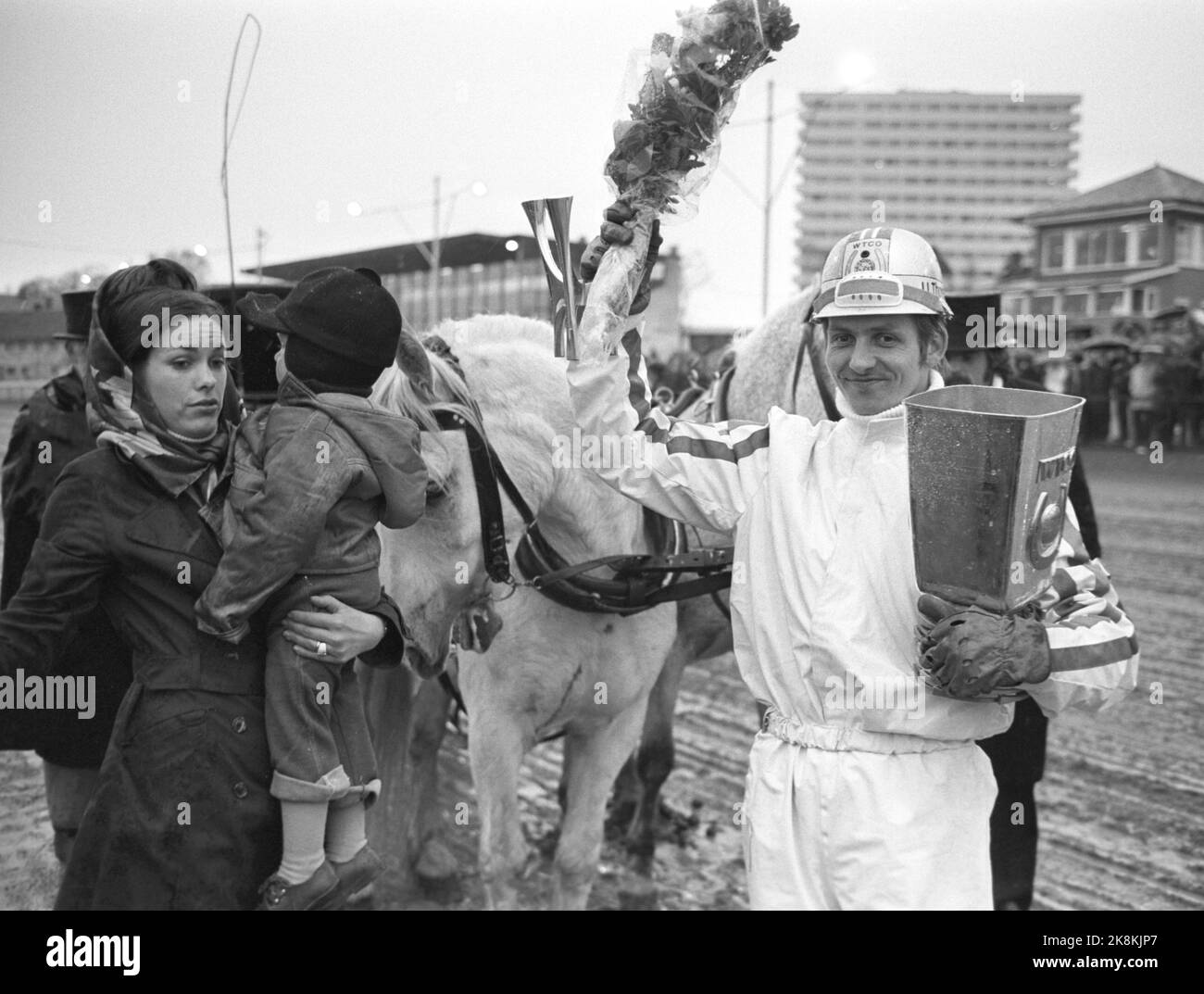 Oslo 5. Mai 1973. Ulf Thoresen (27) Norwegens erster Weltmeister im Traben. Hier mit Trophäe und Blumen. Foto: Ivar Aaserud / Aktuell / NTB Stockfoto