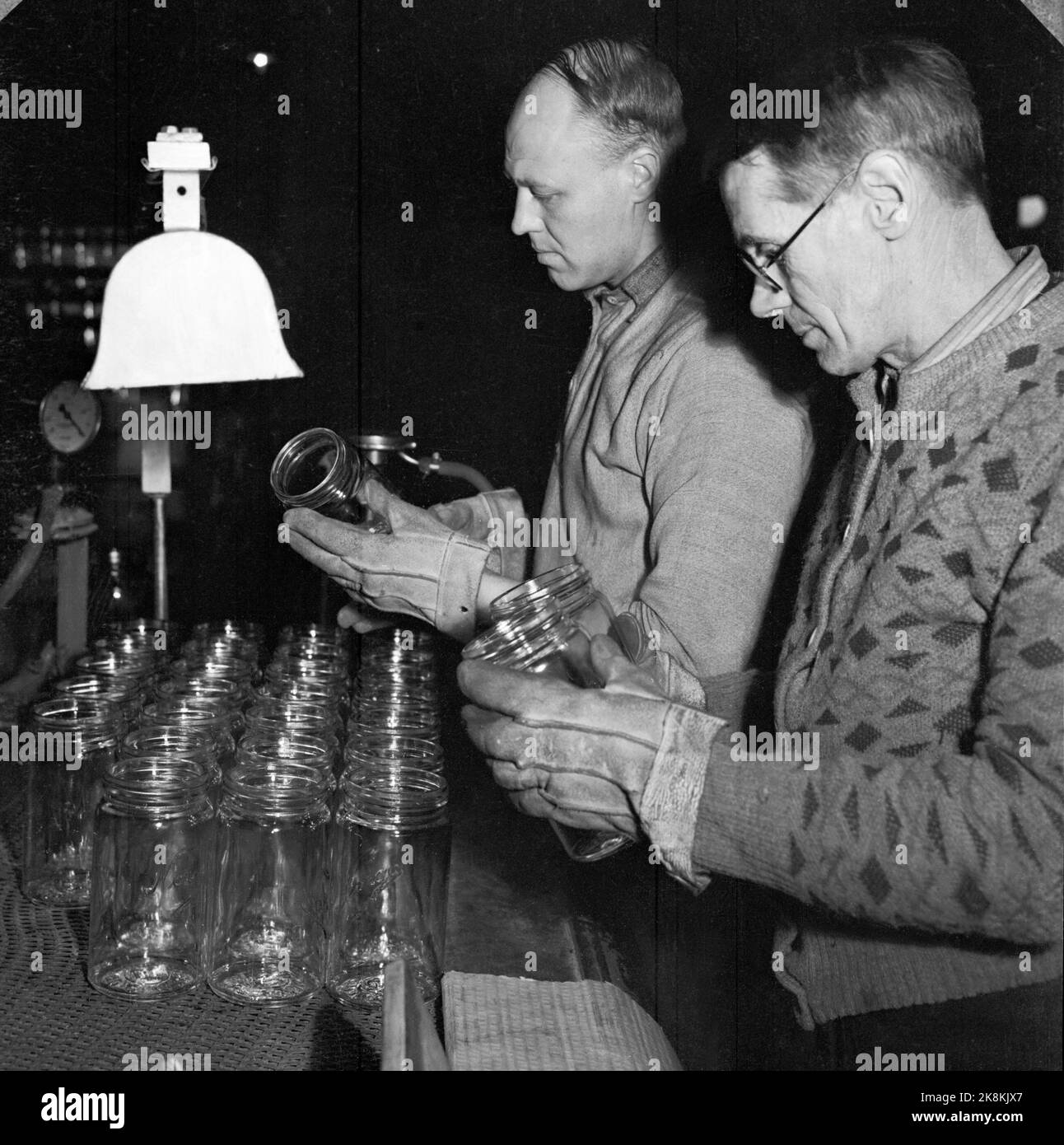 Drammen 19470122 Interieur von Glassverket in Drammen. Neu hergestelltes Norgesglas wird geprüft und qualitätsgesichert. Foto: NTB / NTB Stockfoto